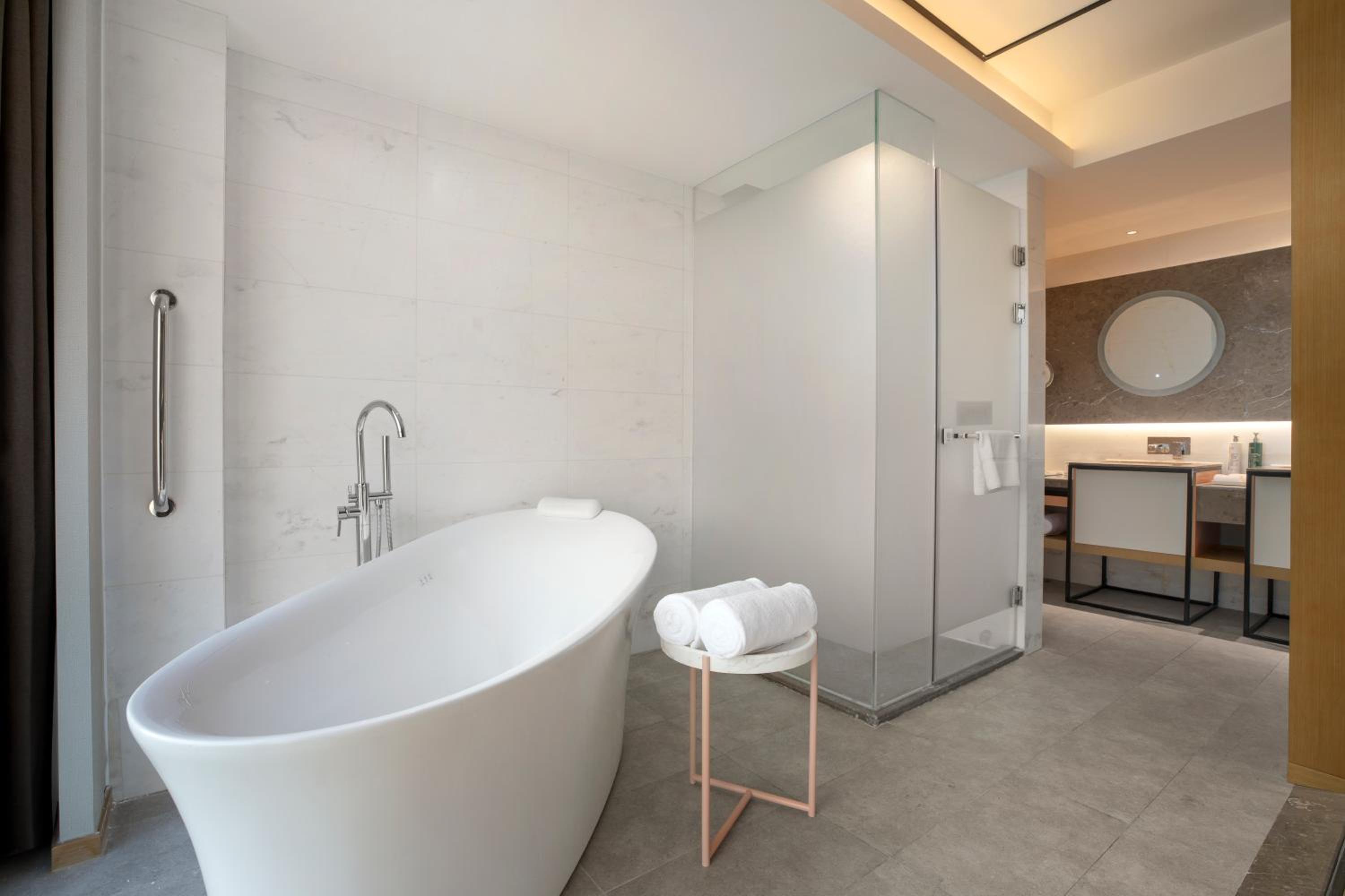 Deluxe King Suite with Lake View