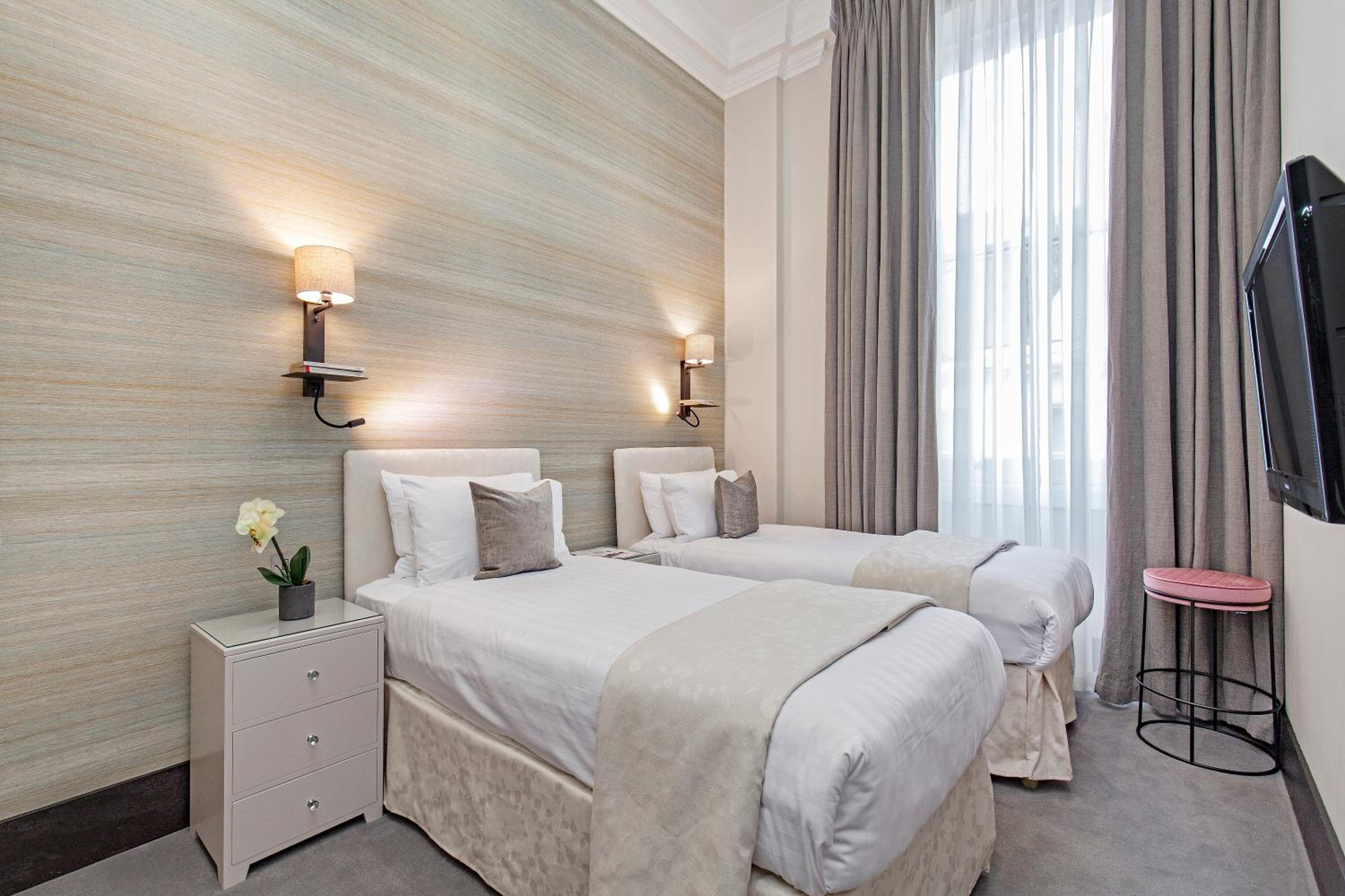 Deluxe Three-Bedroom Apartment