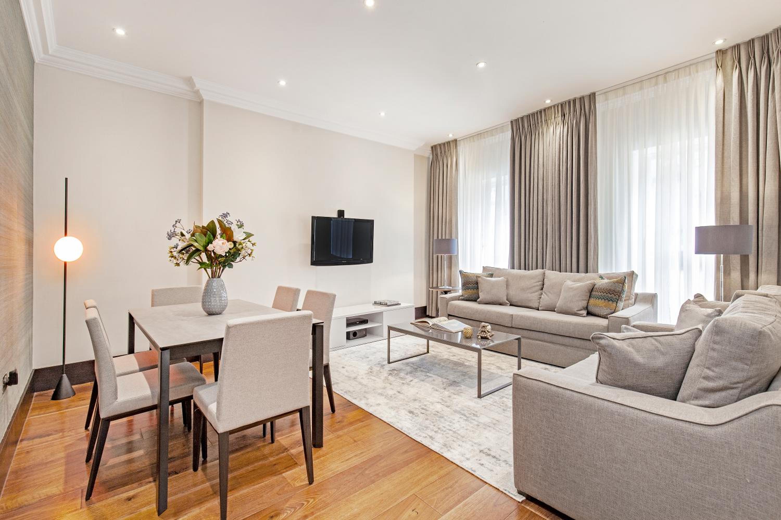 Deluxe Three-Bedroom Apartment