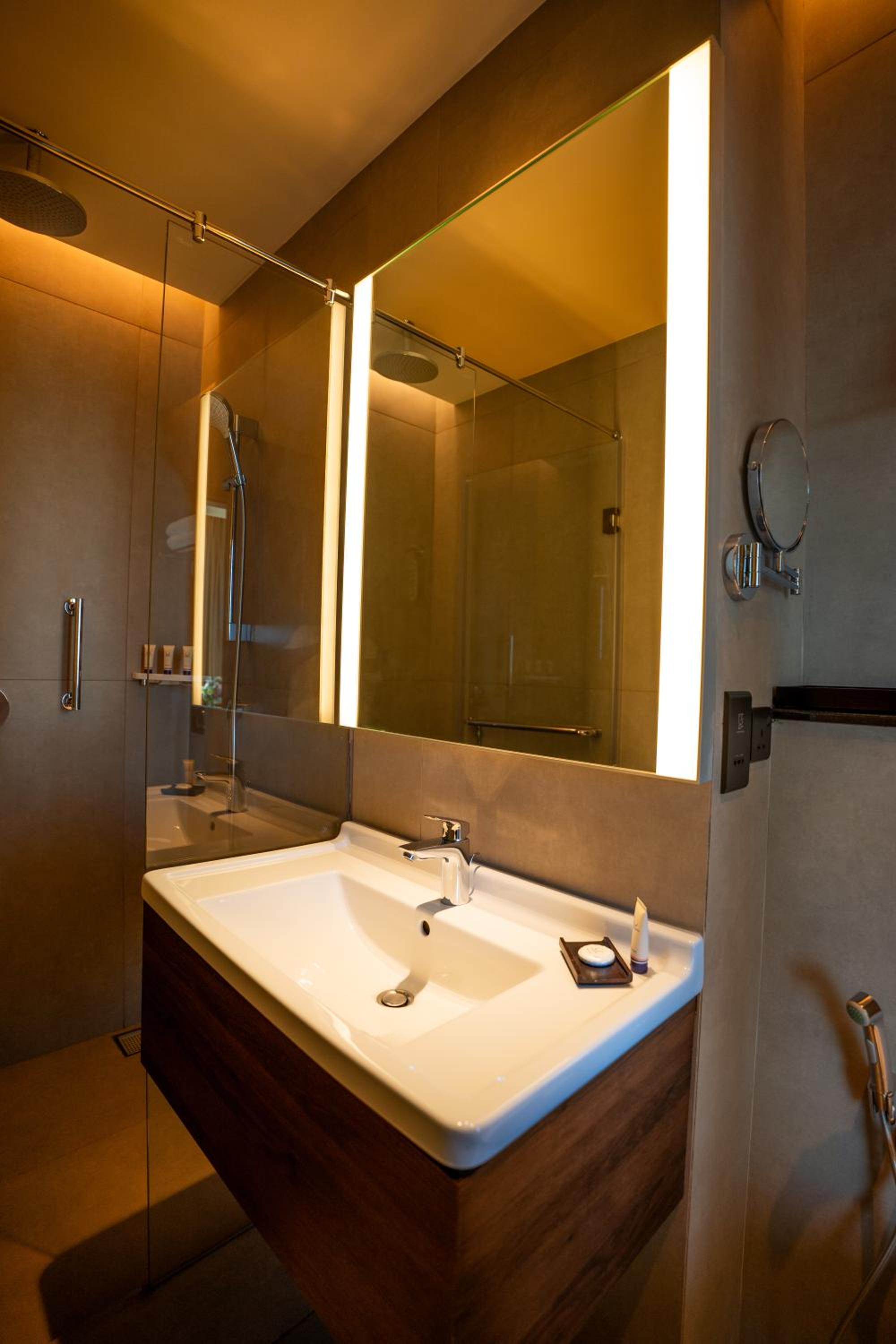 Deluxe Double with Partial Sea View