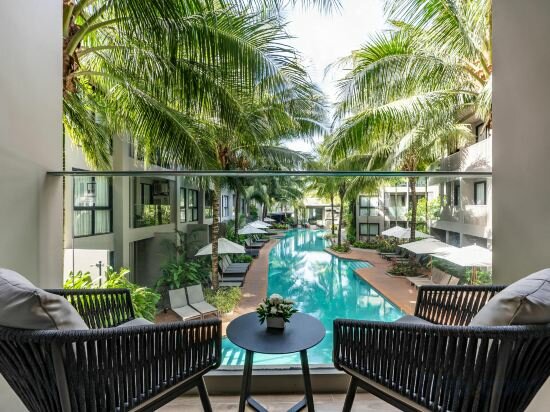 Grand Deluxe Suite Hollywood Twin Pool View