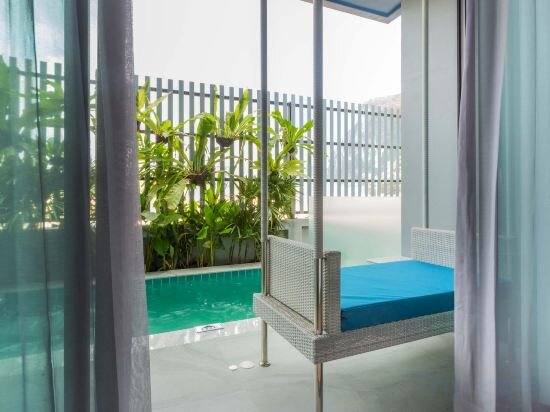 Deluxe Plunge Pool with Jacuzzi Room