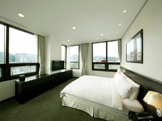 3-Bedroom Deluxe Apartment With Kitchen:Extra Person (over 6-year-old) Will Be Charged Upon Check-in