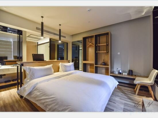 Business Queen Room