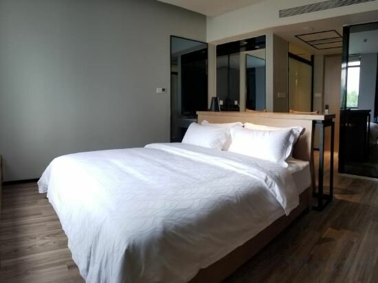 Business Queen Room