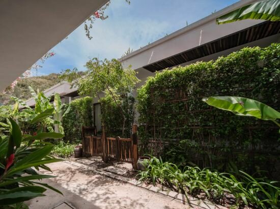 Bungalow Garden View