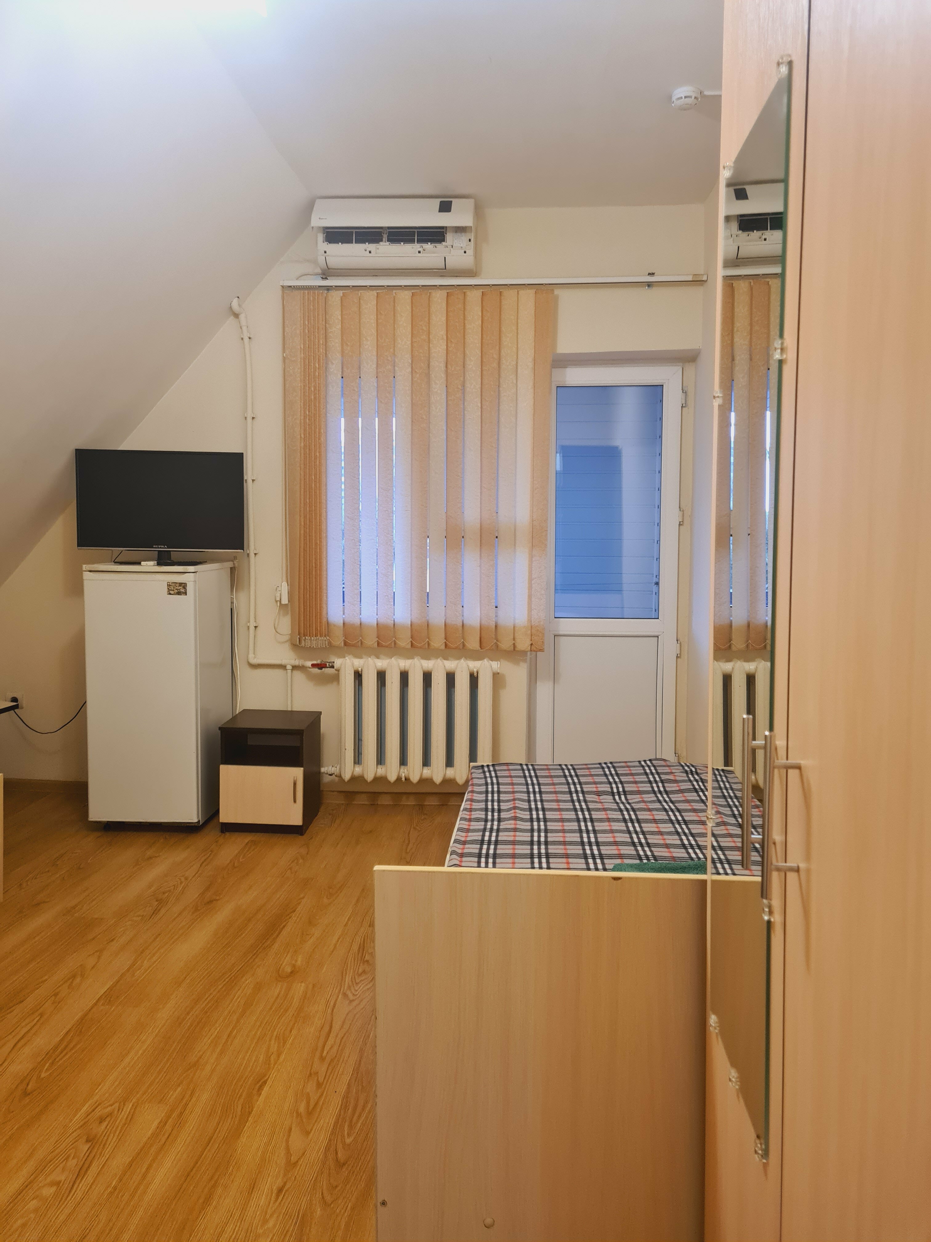 Трёхместный номер с балконом, душ-трап