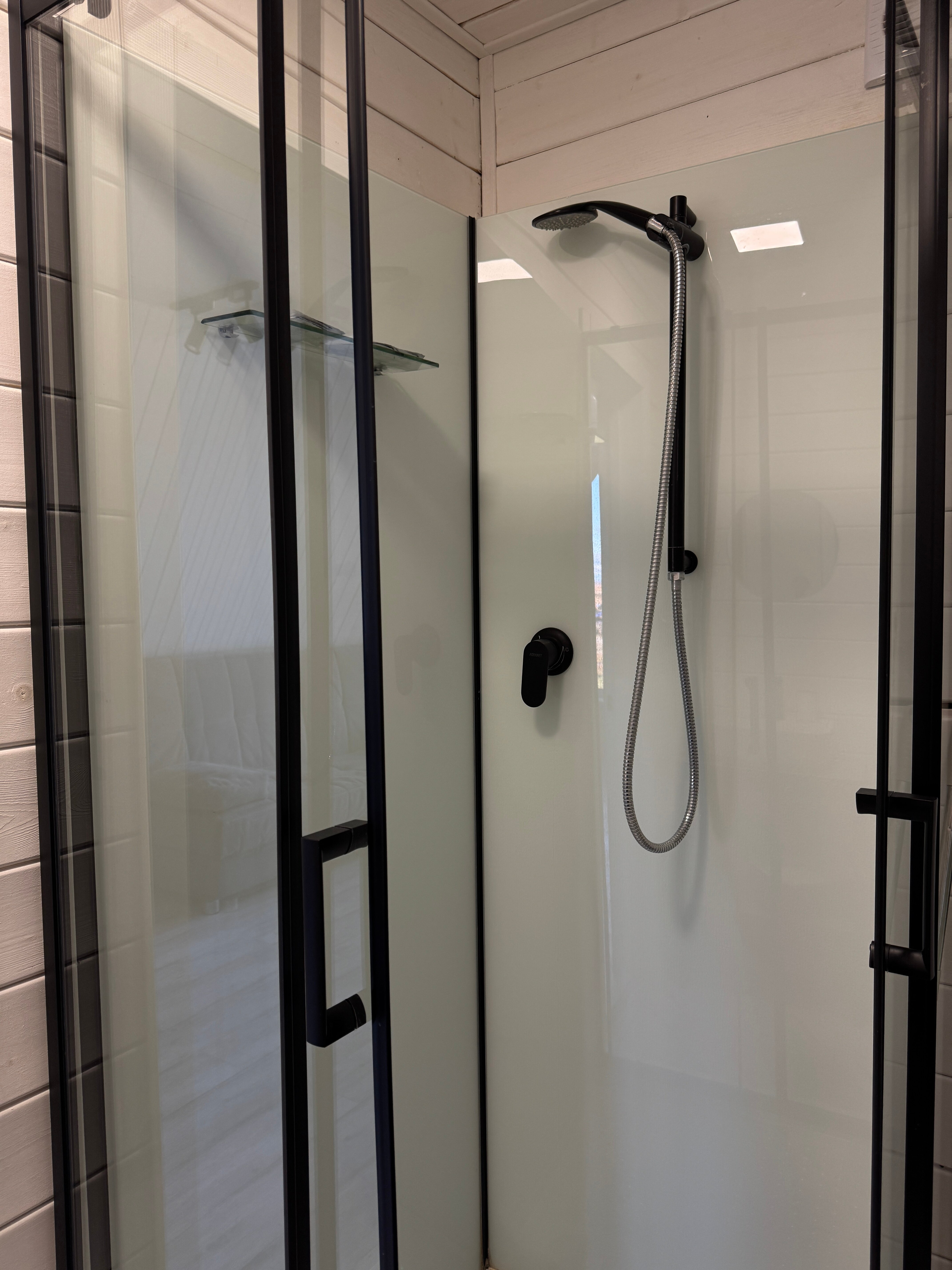 Треугольный дом со спальней на втором этаже