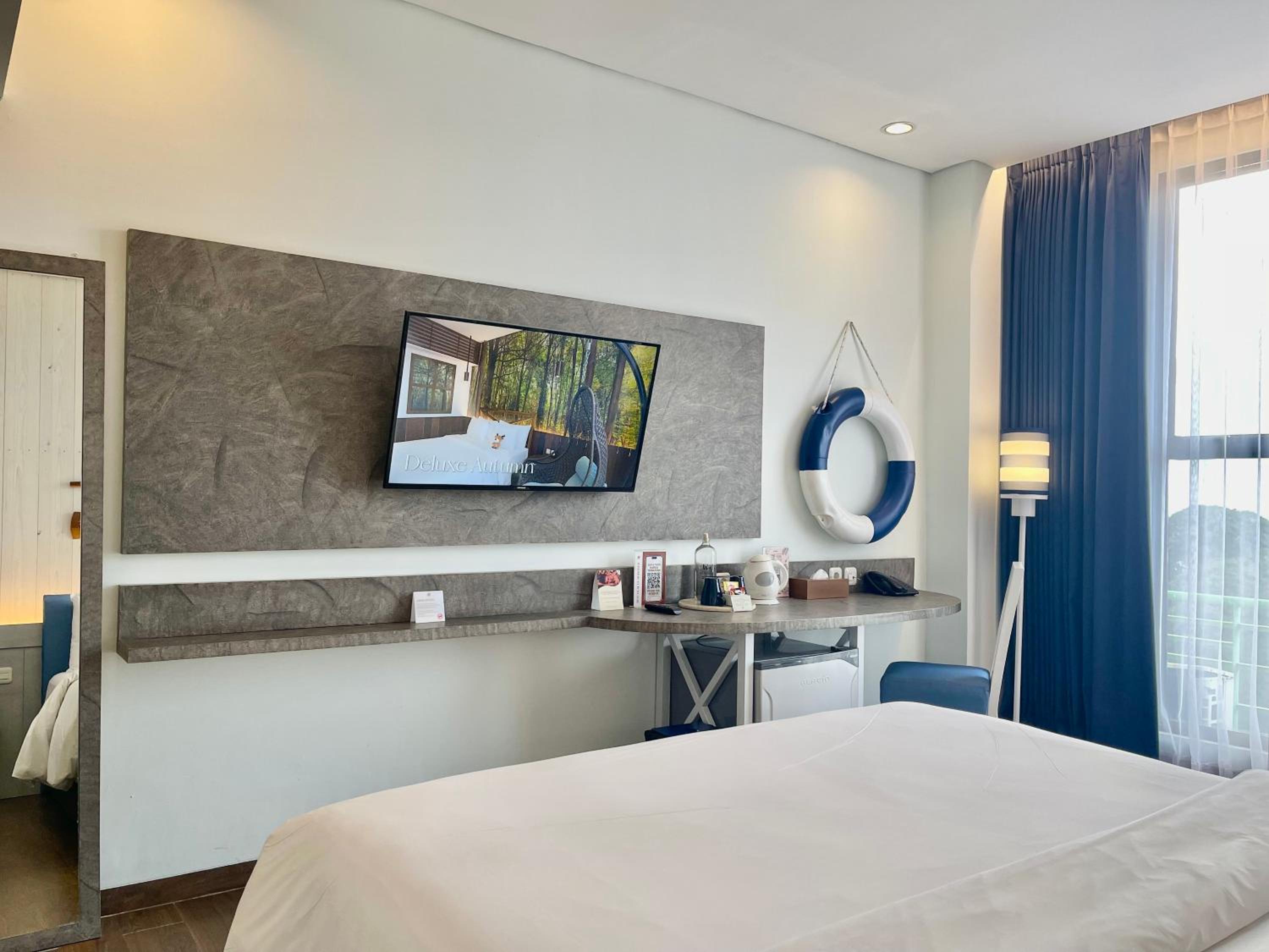 Summer Deluxe Room - King bed