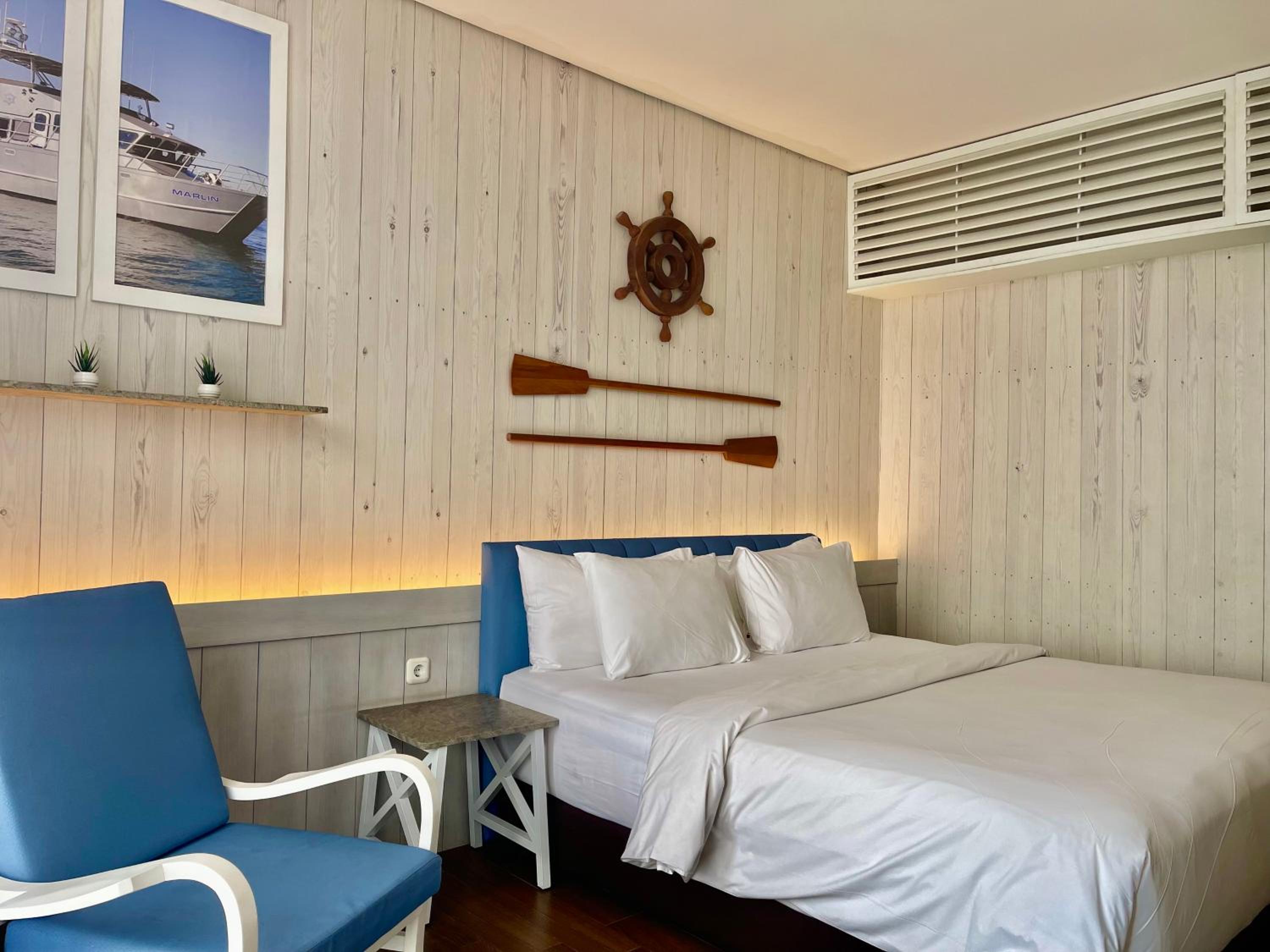 Summer Deluxe Room - King bed