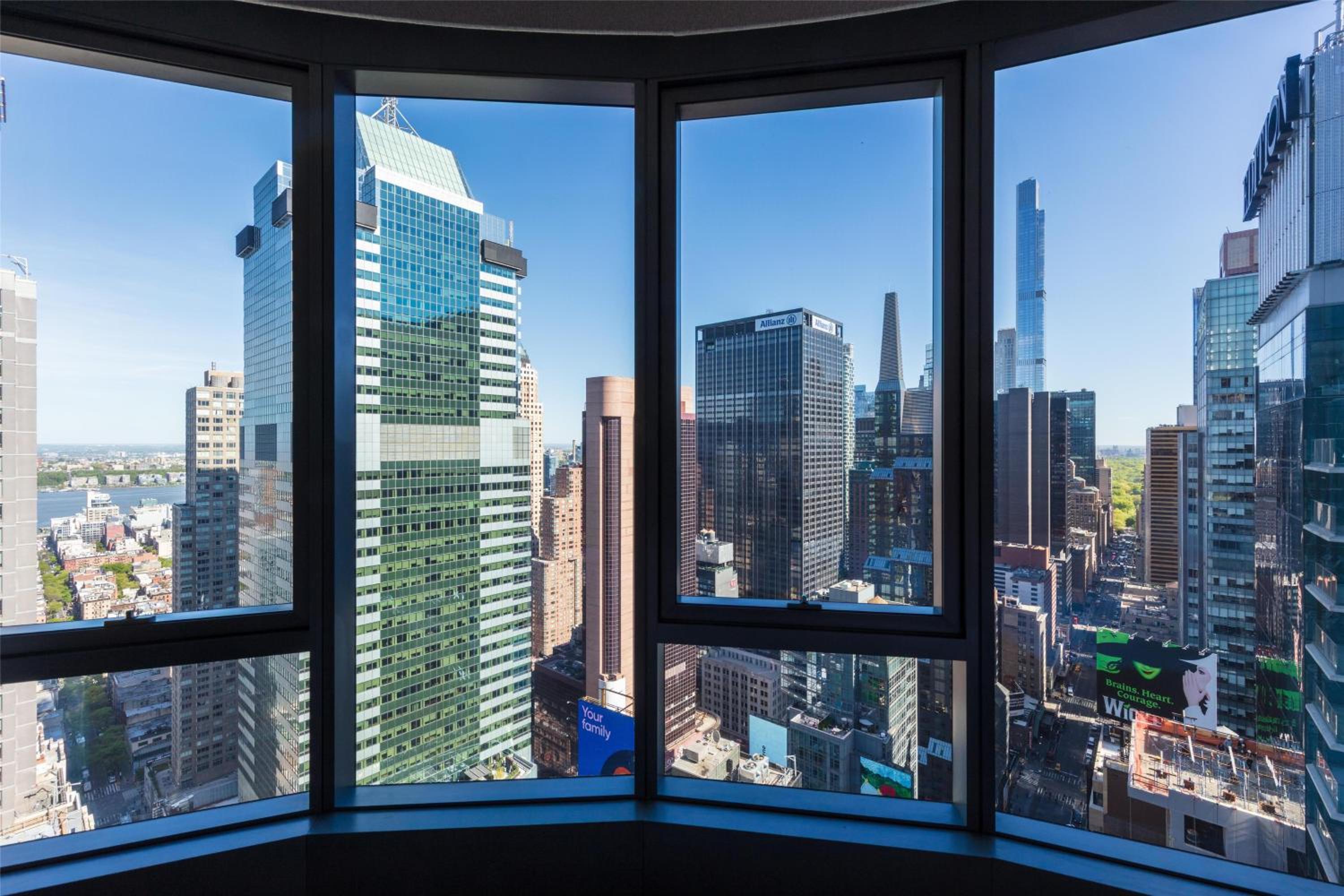 Panoramic Corner King Room with Square View - Hearing Accessible