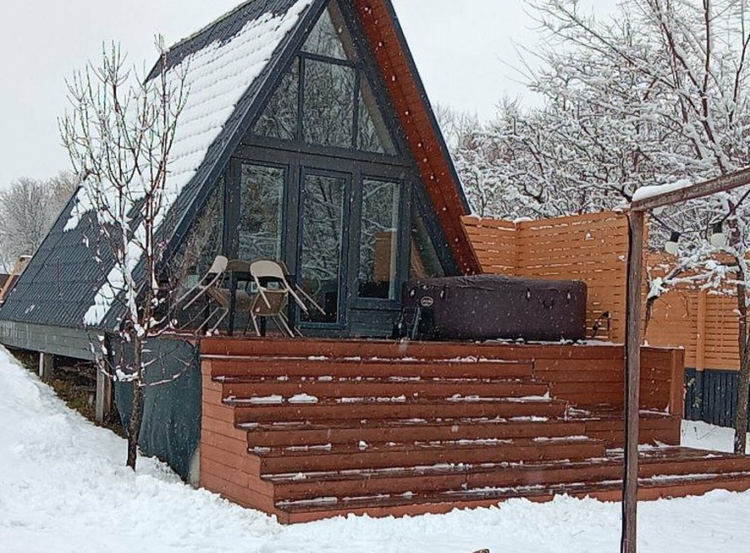 Треугольное шале Мокко с джакузи