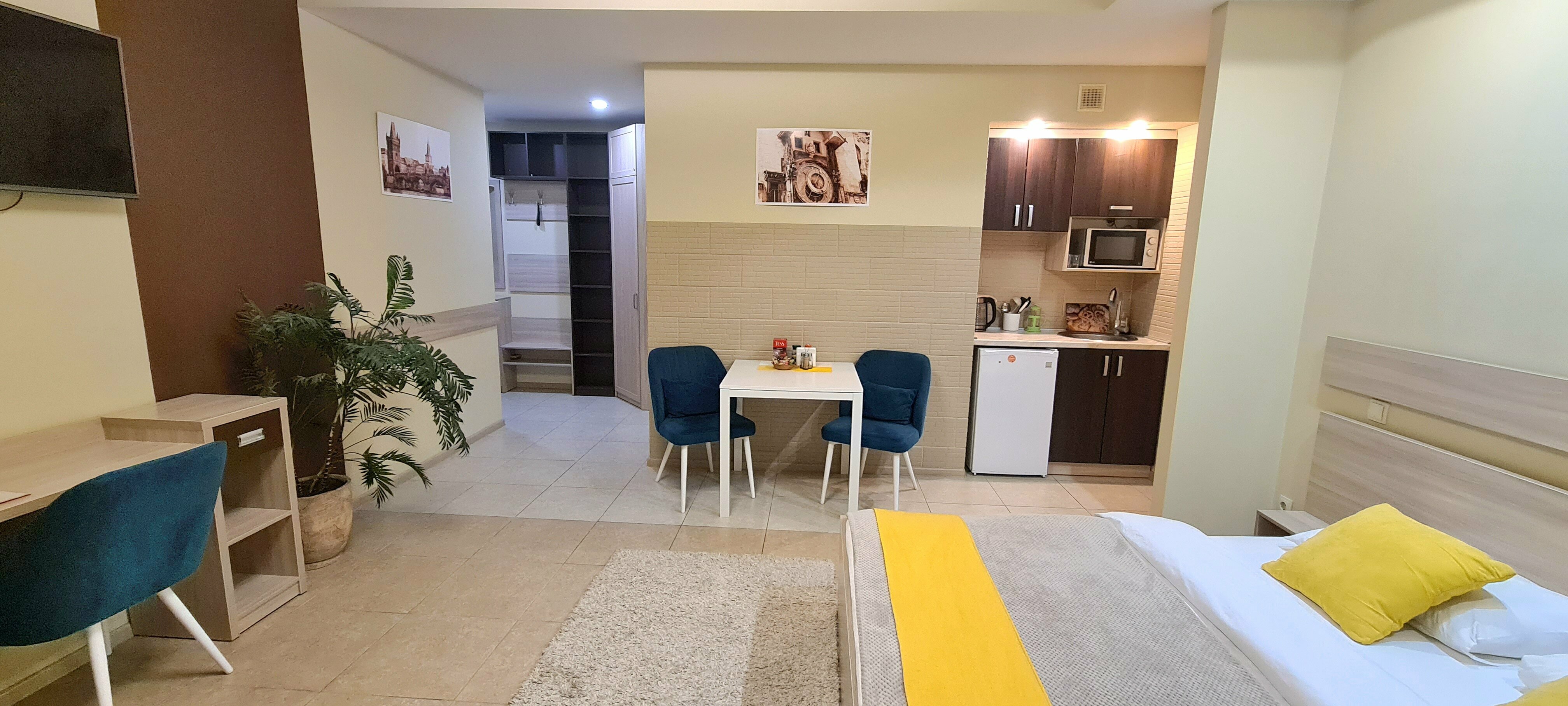 Superior "Коричневый" с  балконом с двуспальной кроватью, креслом и мини-кухней