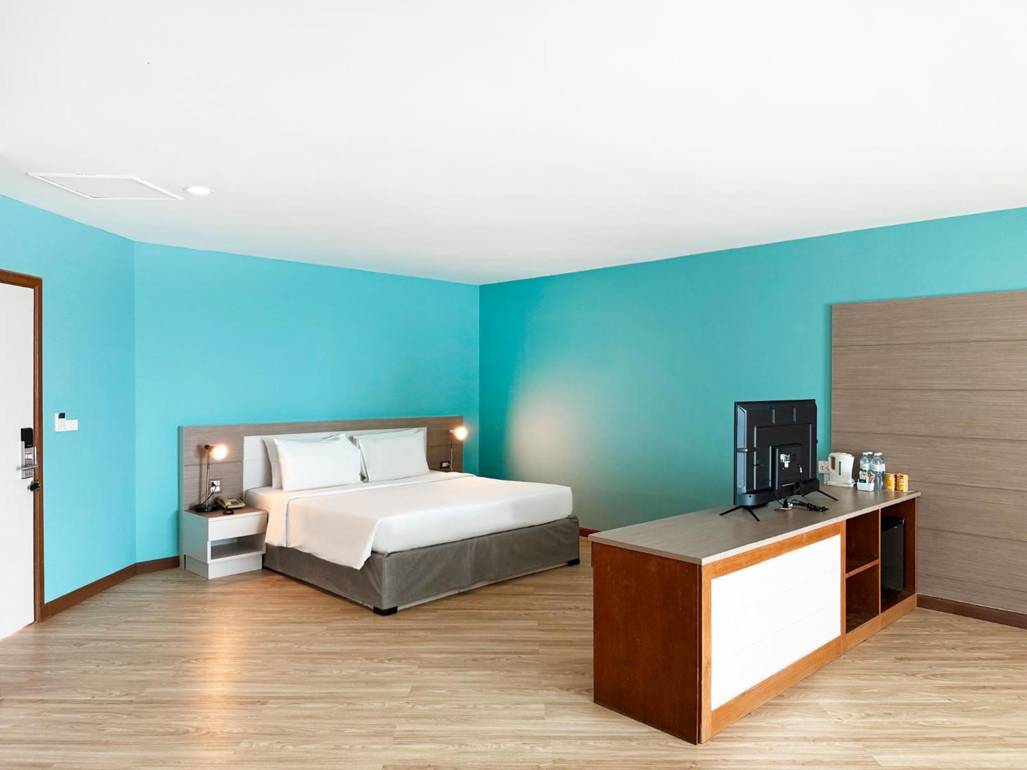 Family Pool View - 1 King and Bunk Bed