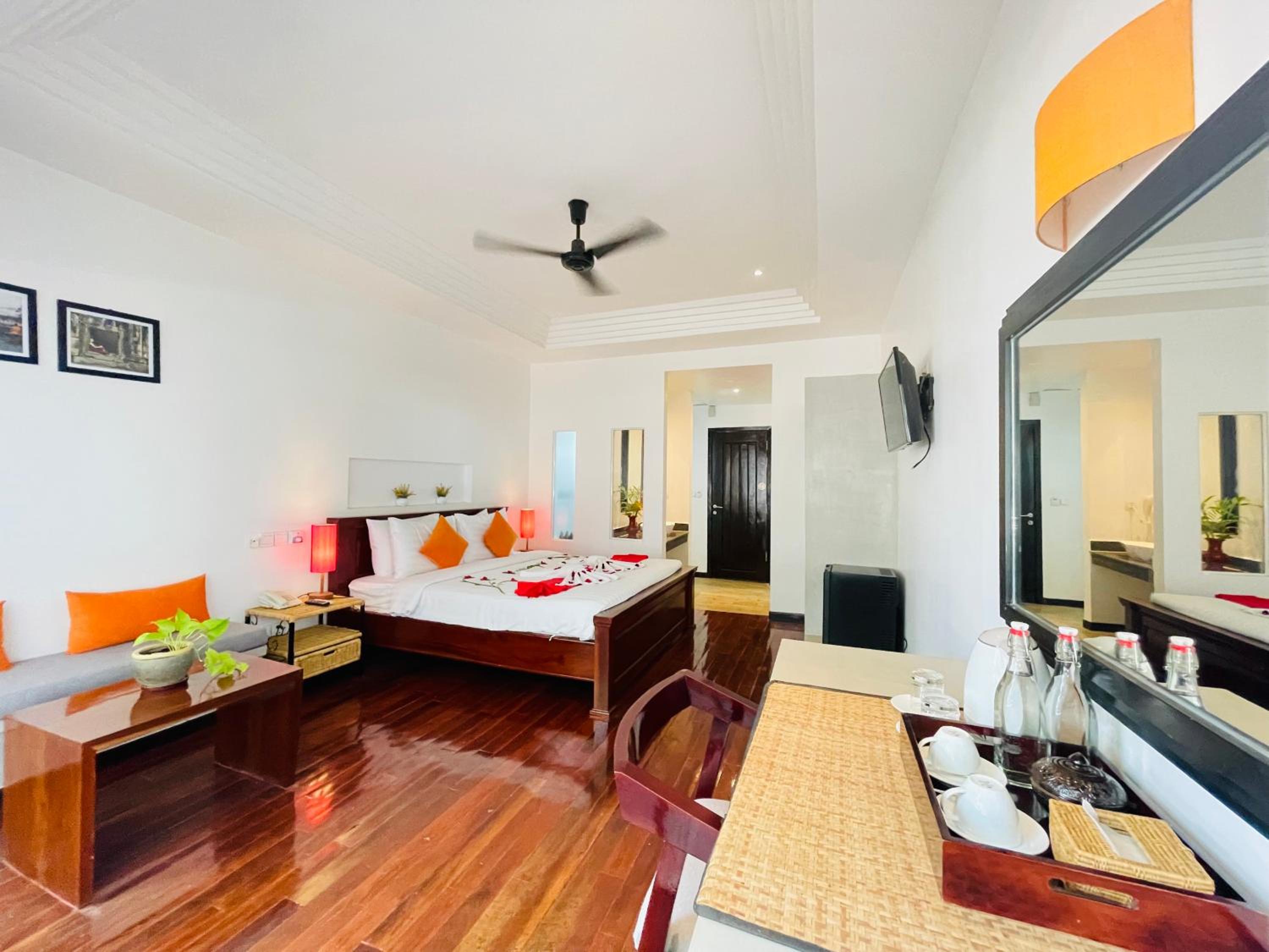 King Suite With Private Balcony - Free Pick Up