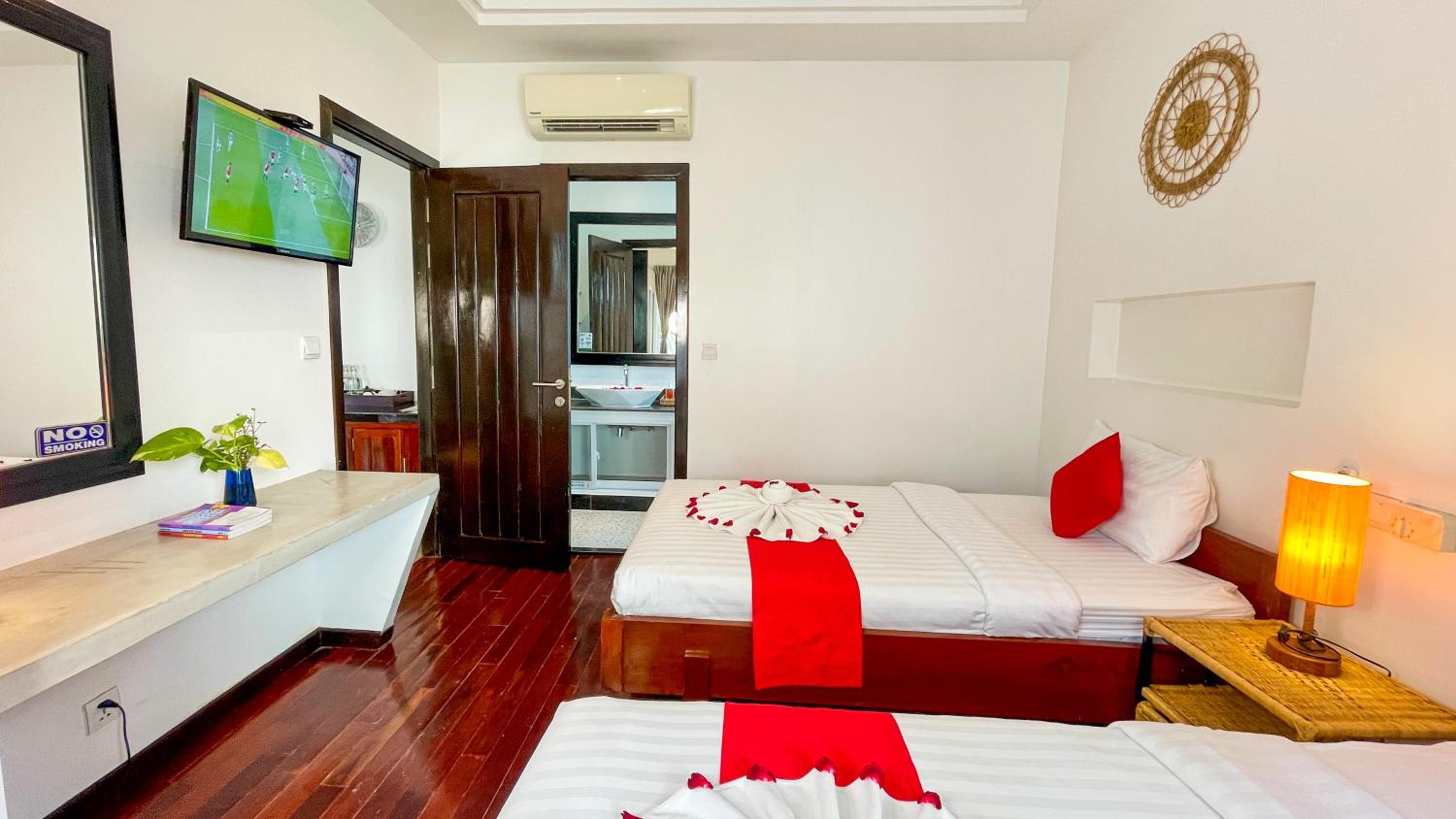 Super Family With Balcony Pool View- Free Pick Up