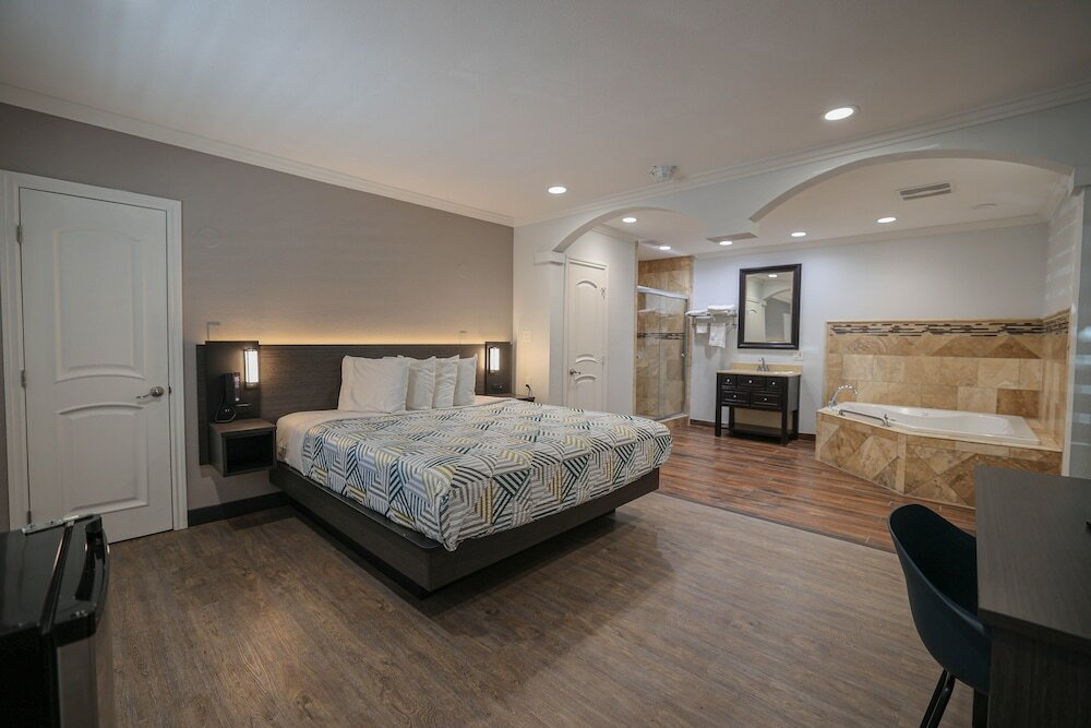 Superior Room, 1 King Bed, Non Smoking, Refrigerator & Microwave