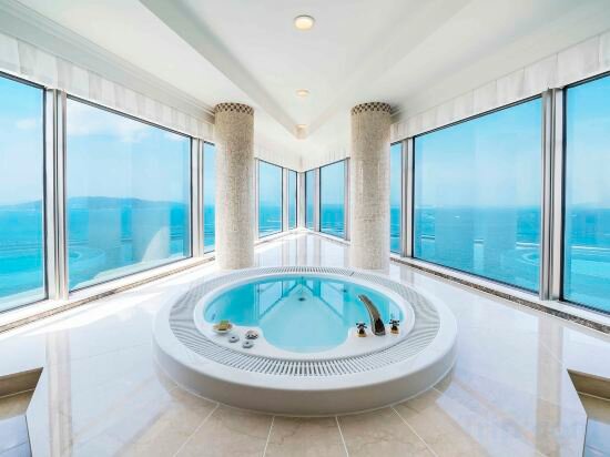 Executive Panoramic Bay Suite