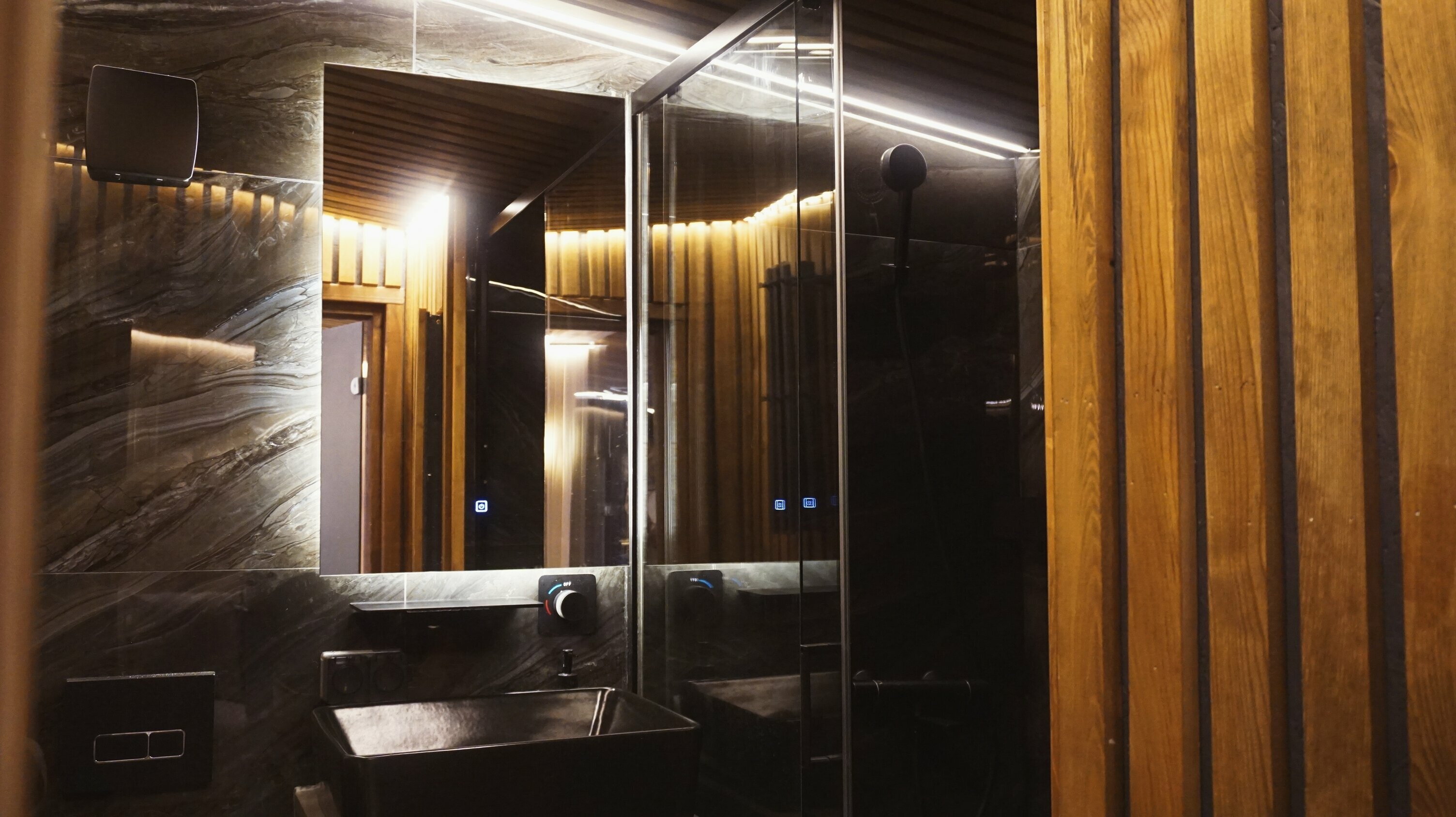 Четырёхместный дом с двуспальной кроватью и двуспальным диваном, с баней