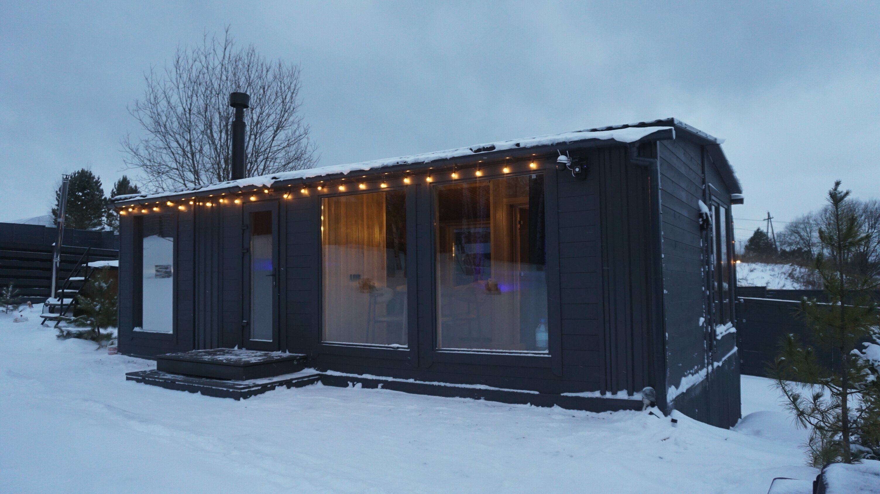 Четырёхместный дом с двуспальной кроватью и двуспальным диваном, с баней