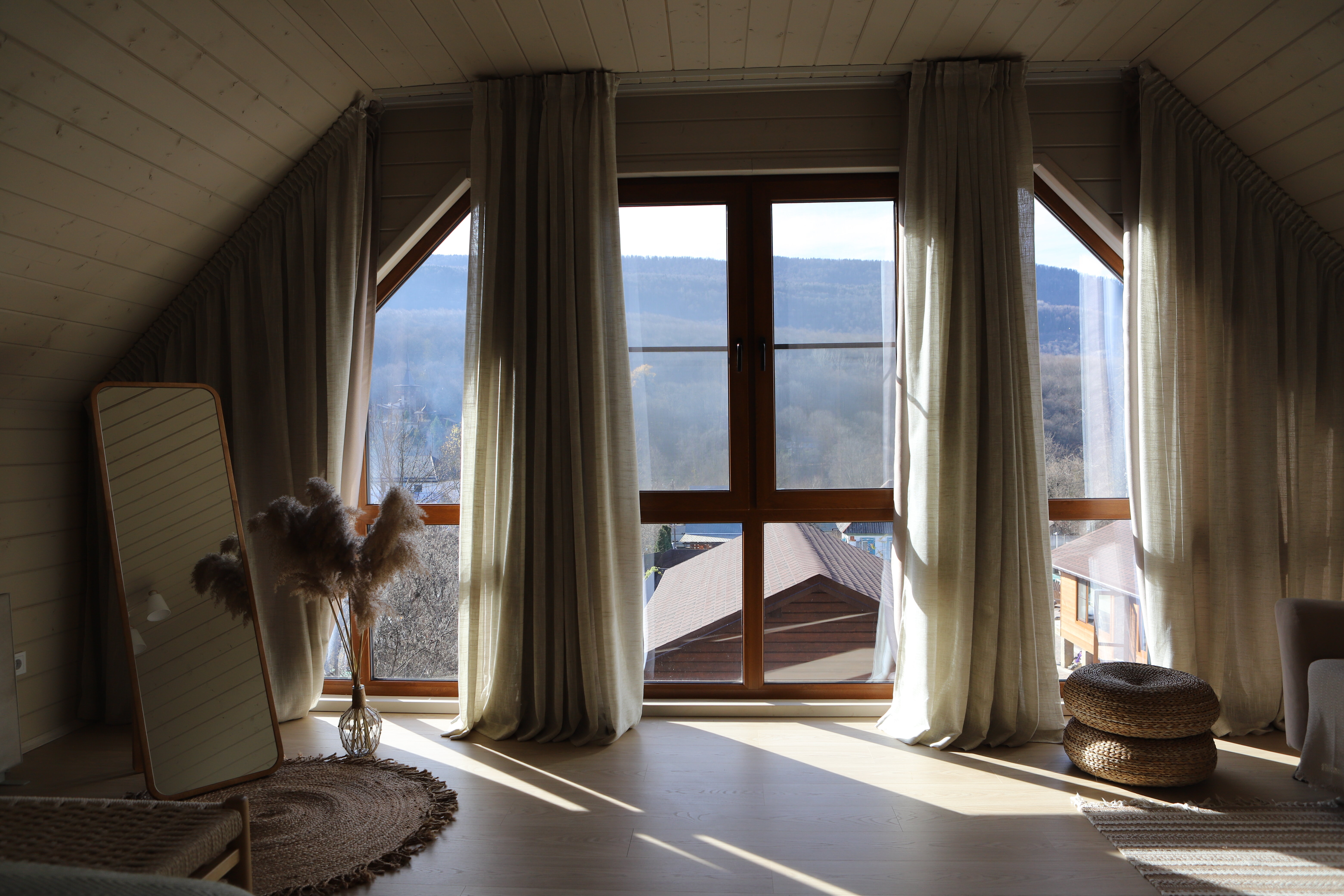 Двухэтажный  барнхаус с видом на горы,  3 изолированные спальни, просторная кухня , 2 санузла