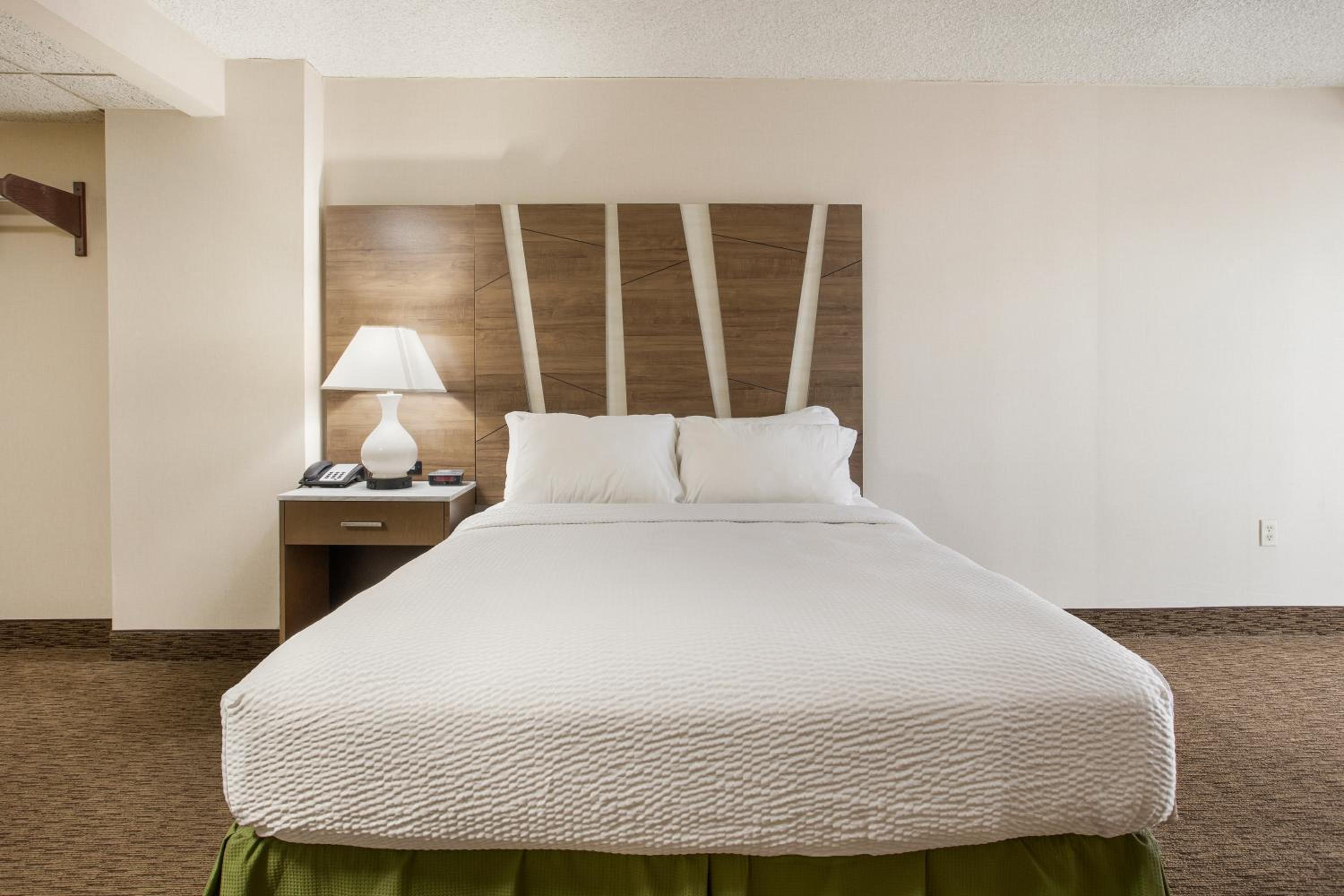 Deluxe Queen Room with Side Sea View