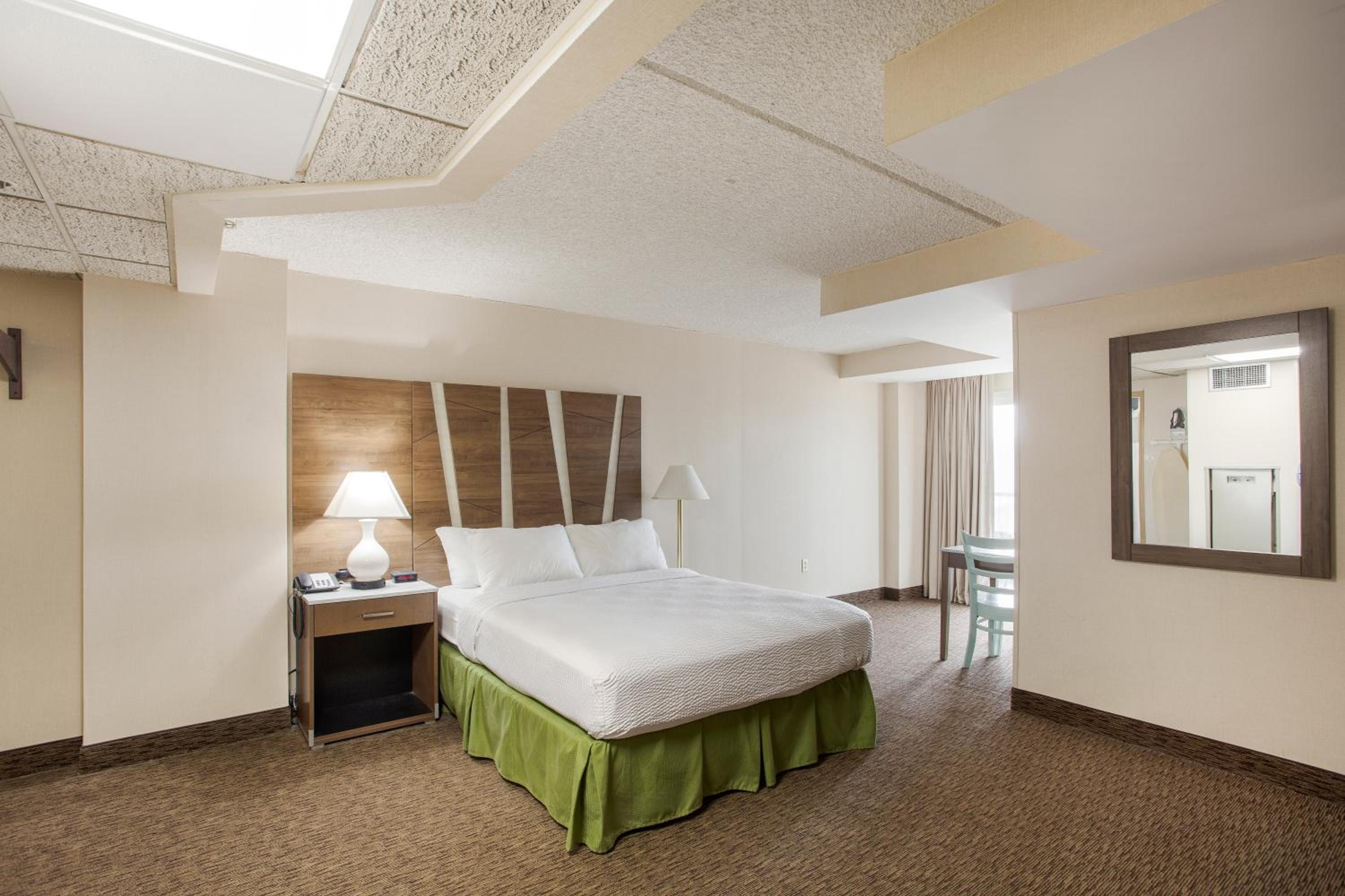 Deluxe Queen Room with Side Sea View