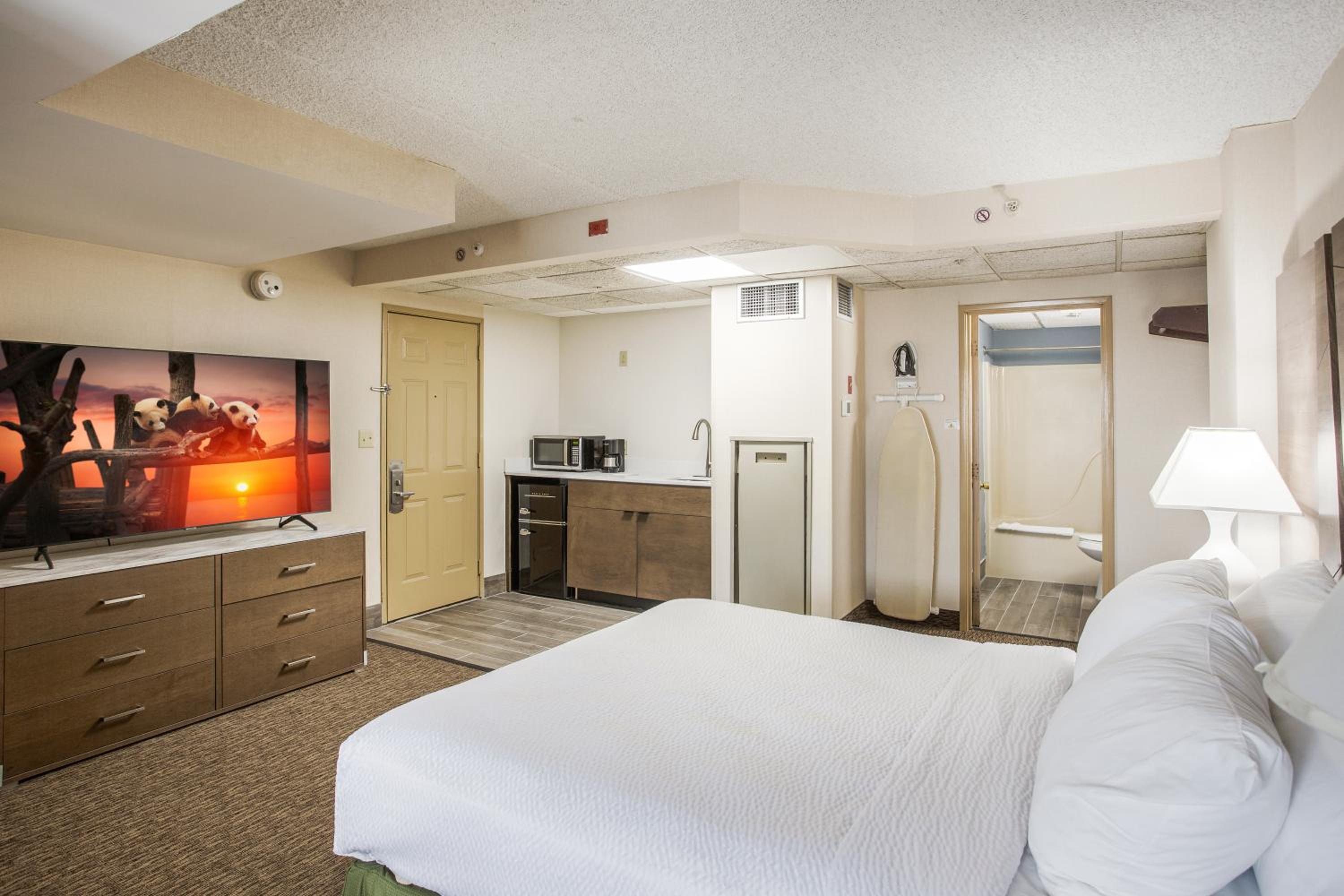 Deluxe Queen Room with Side Sea View