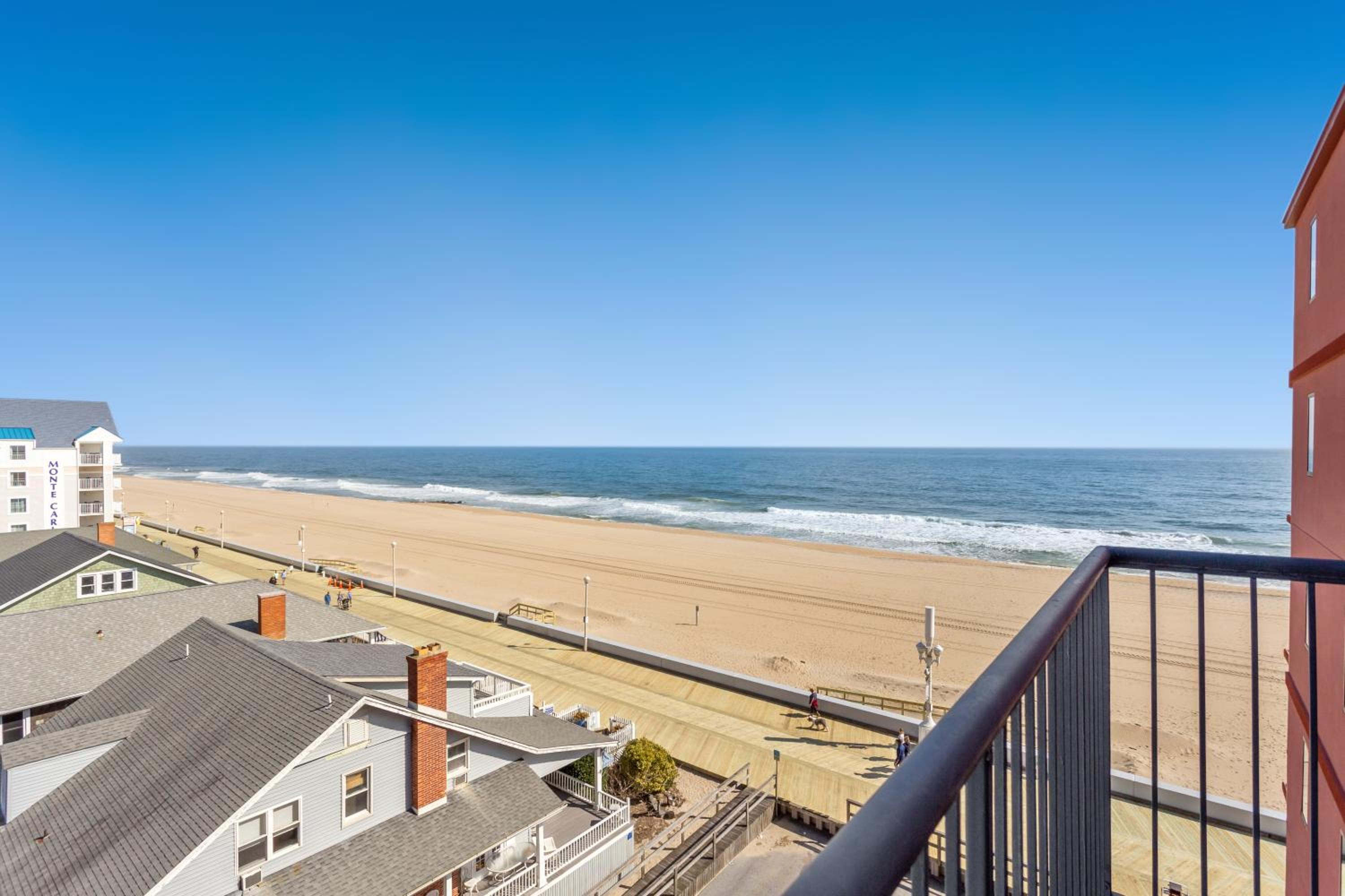 Deluxe Queen Room with Side Sea View