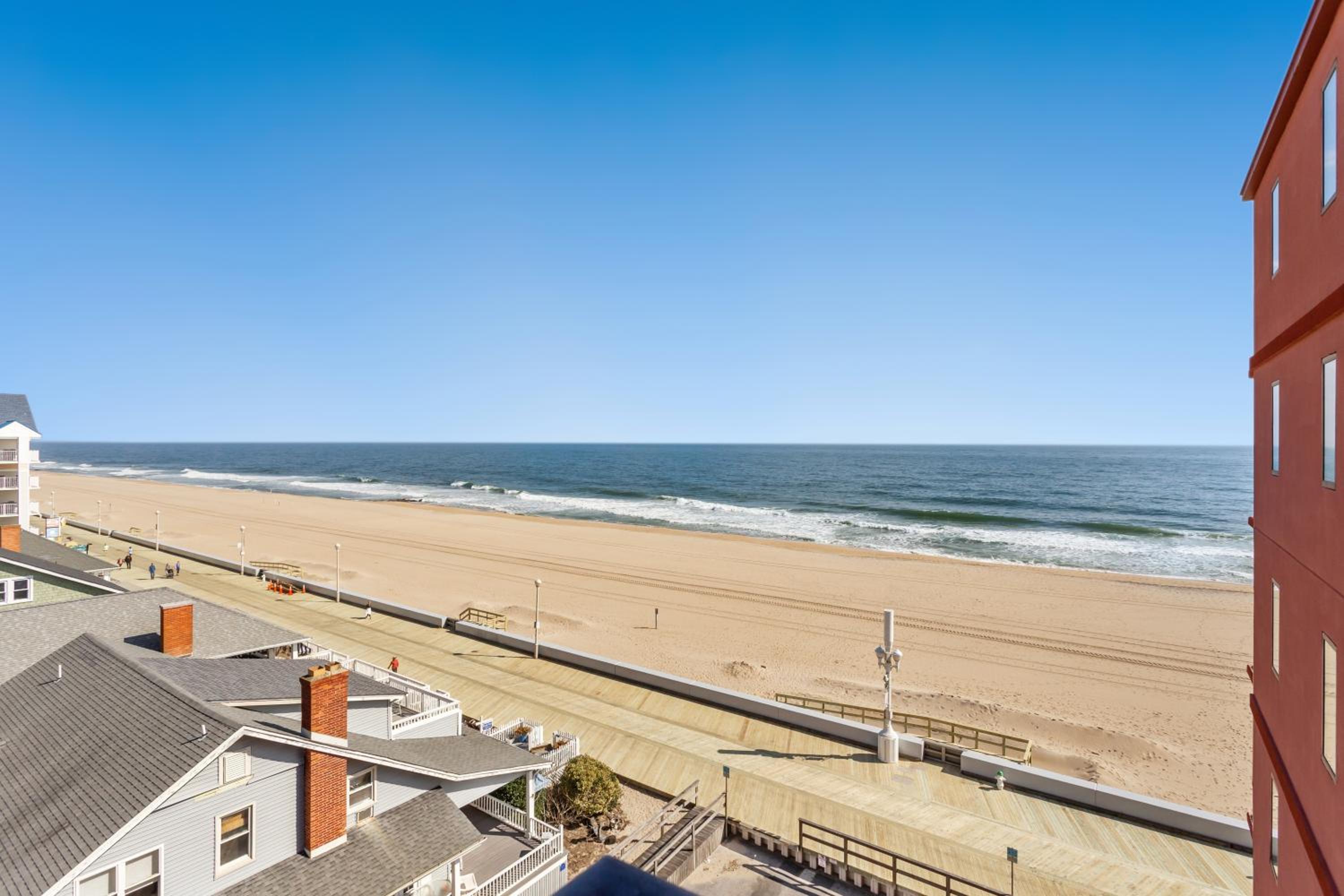 Deluxe Queen Room with Side Sea View