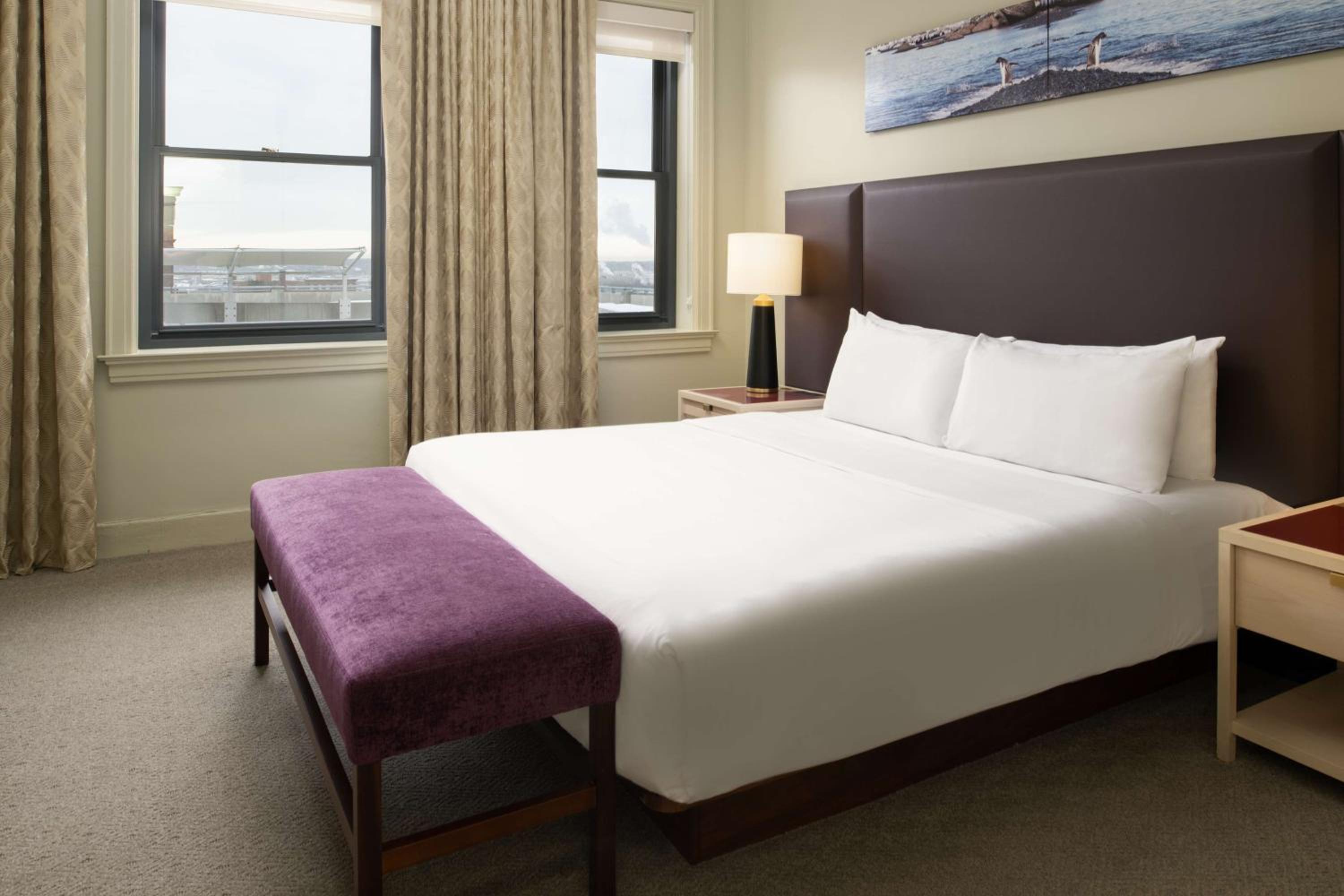 Corner King Suite - City View