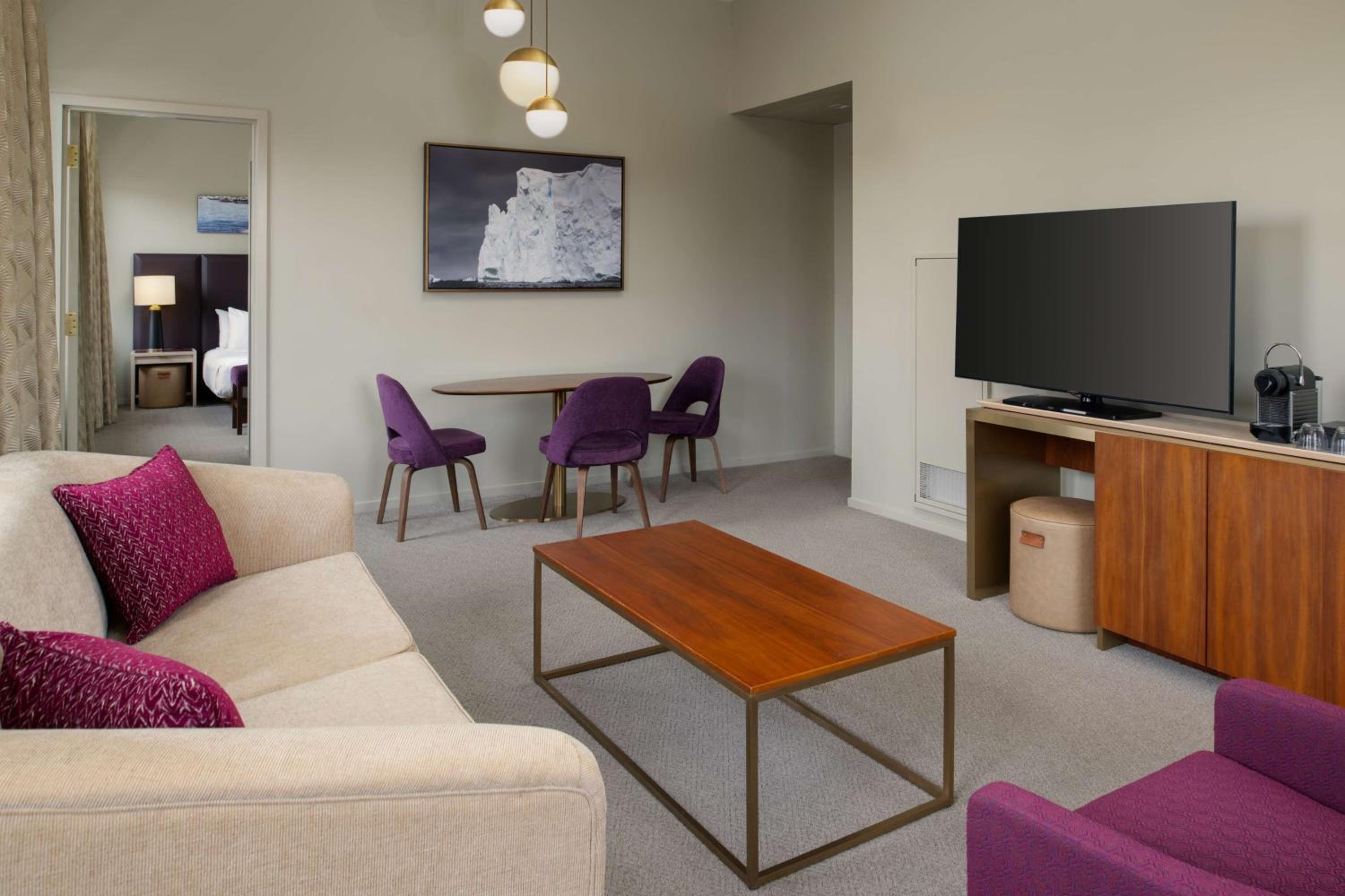 Corner King Suite - City View