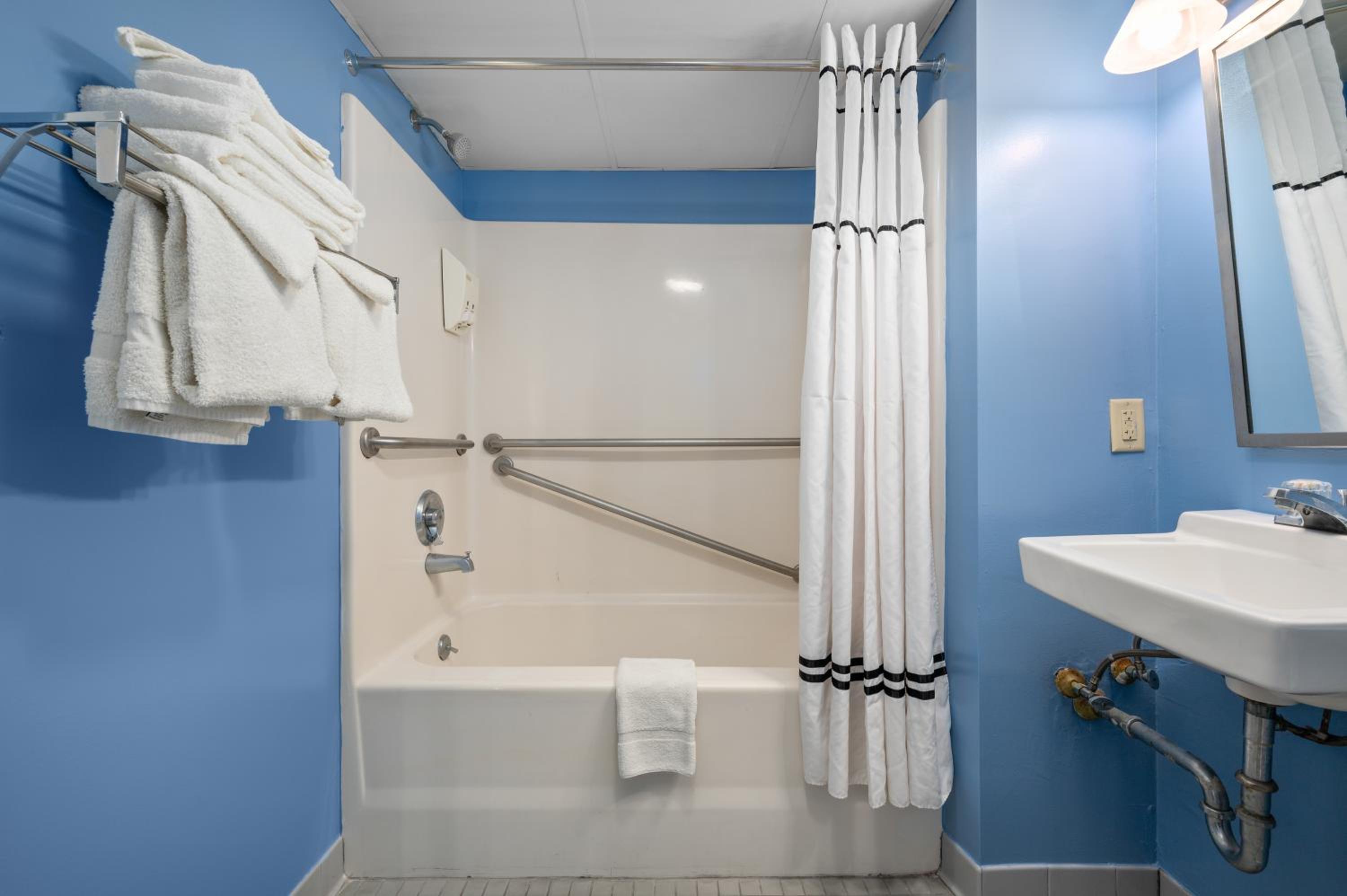 ADA Queen Suite Pet-friendly