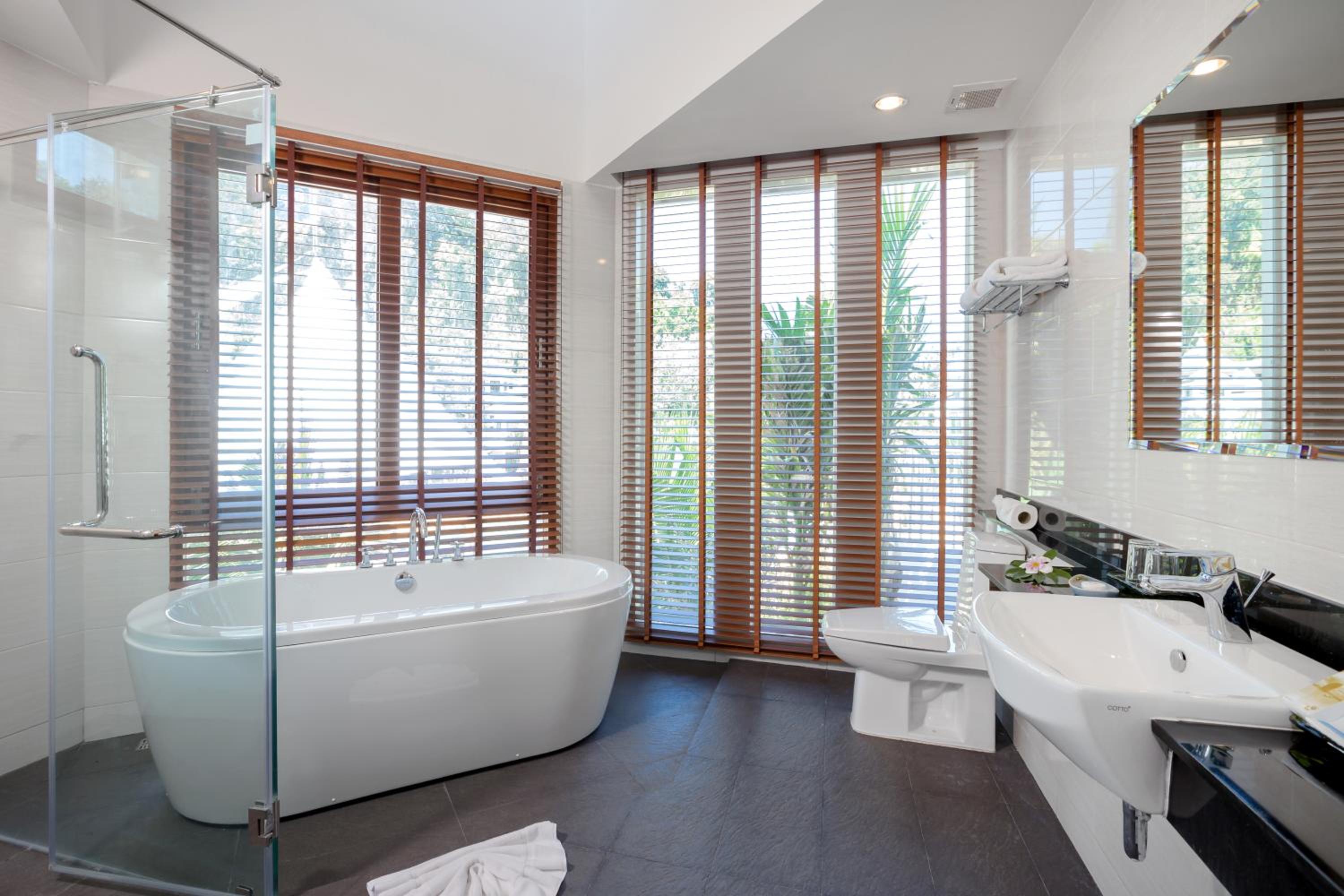 Luxury Grand Pool Room