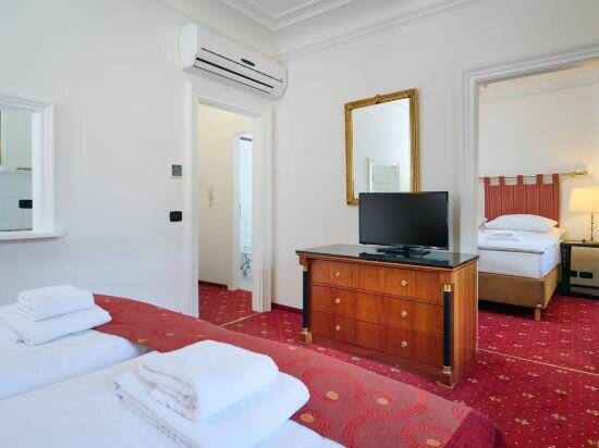 Family Room (3-4 Adults)