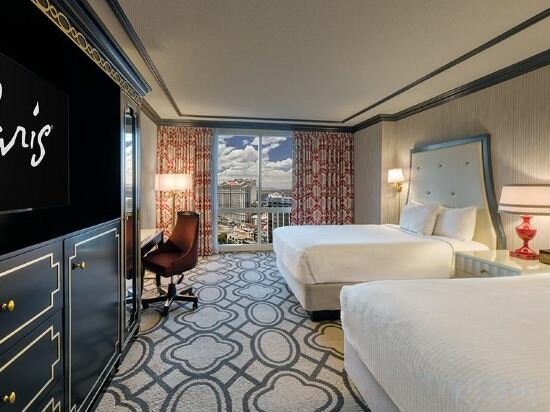 Bordeaux South Strip View Room 2 Queens