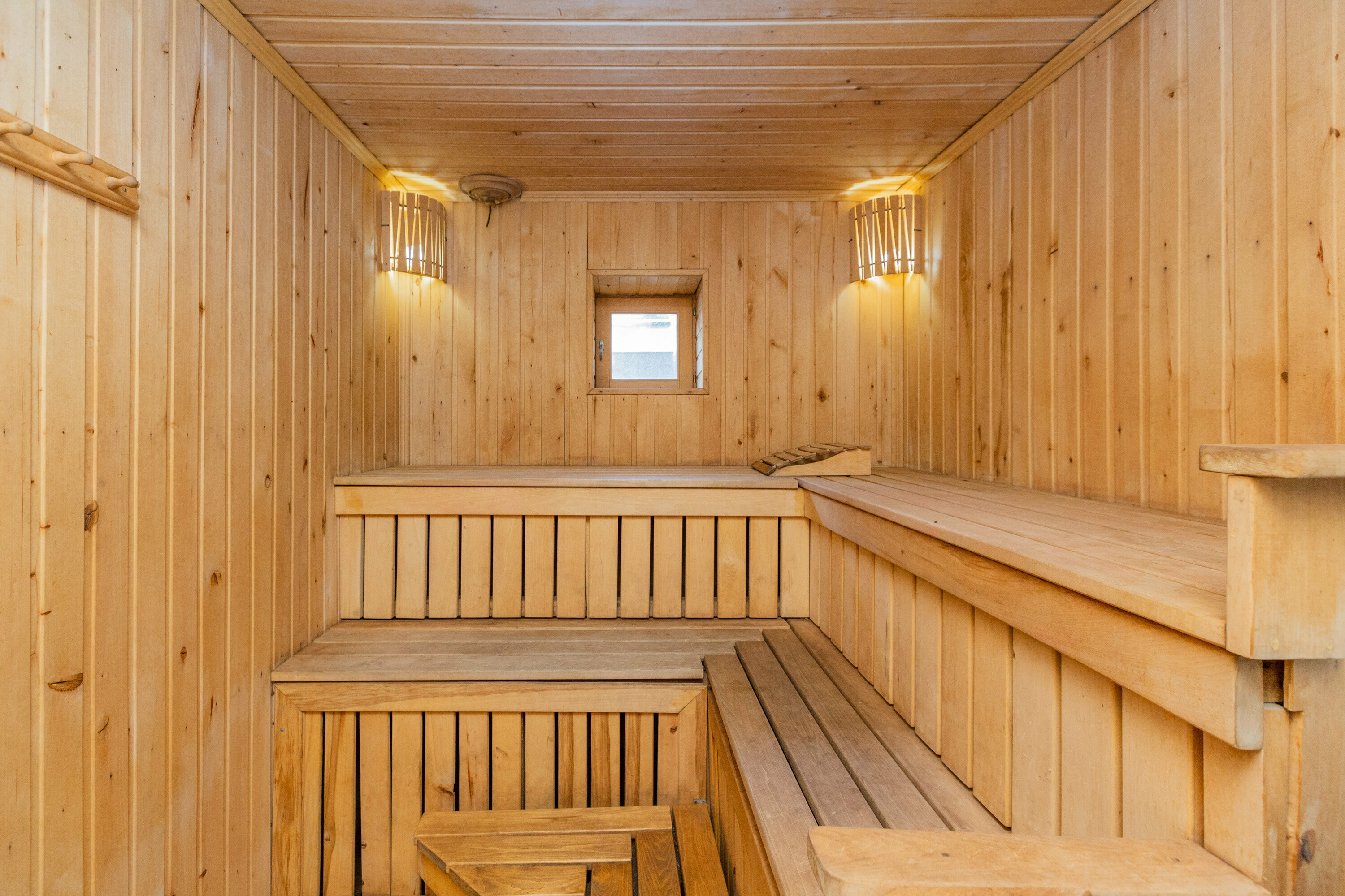 Шести комнатный Коттедж вместимостью 16 человек, с баней (включена в стоимость). В Коттедже 6 комнат, 3 кухни, 5 сан-узлов. Вся территория и дом только для вашей компании