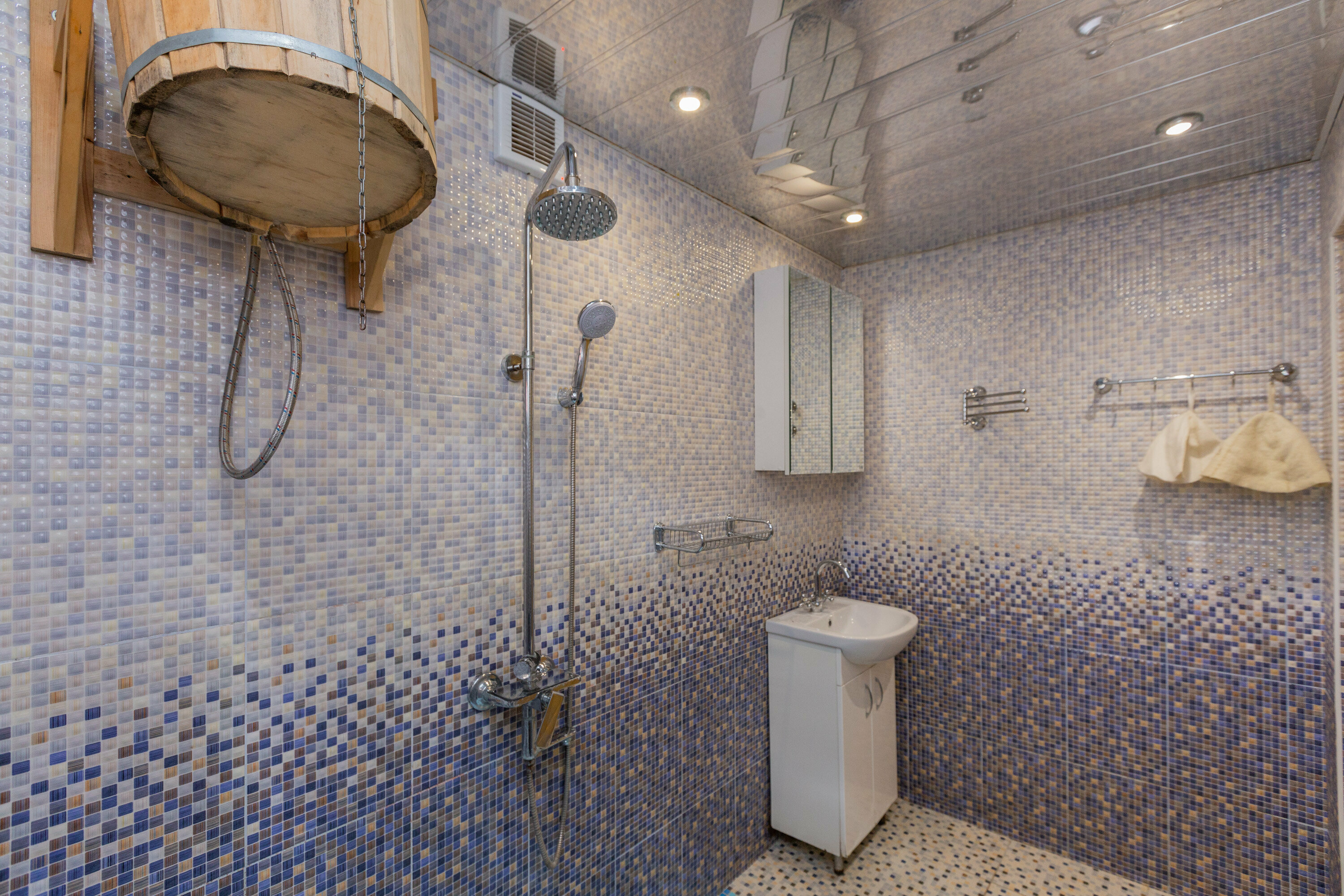 Шести комнатный Коттедж вместимостью 16 человек, с баней (включена в стоимость). В Коттедже 6 комнат, 3 кухни, 5 сан-узлов. Вся территория и дом только для вашей компании