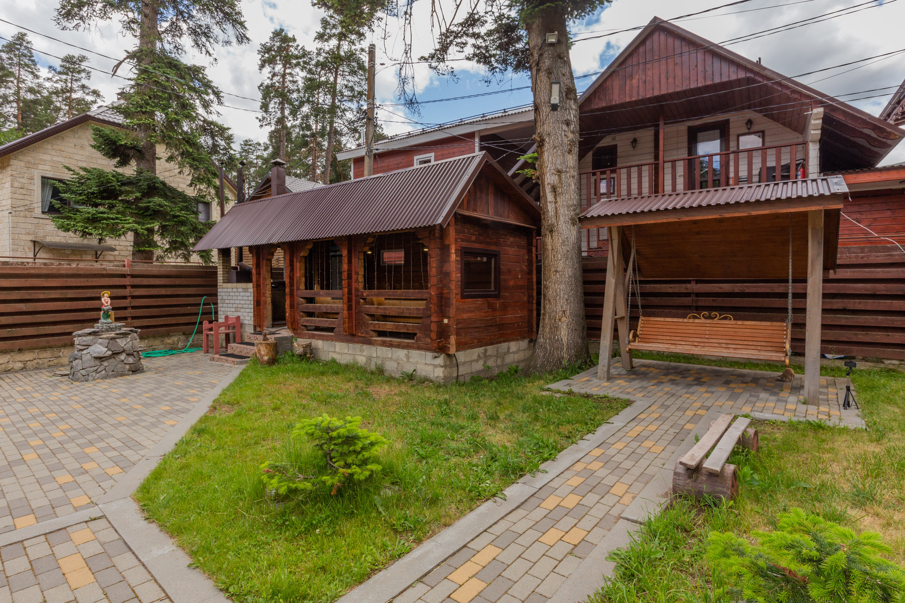 Шести комнатный Коттедж вместимостью 16 человек, с баней (включена в стоимость). В Коттедже 6 комнат, 3 кухни, 5 сан-узлов. Вся территория и дом только для вашей компании