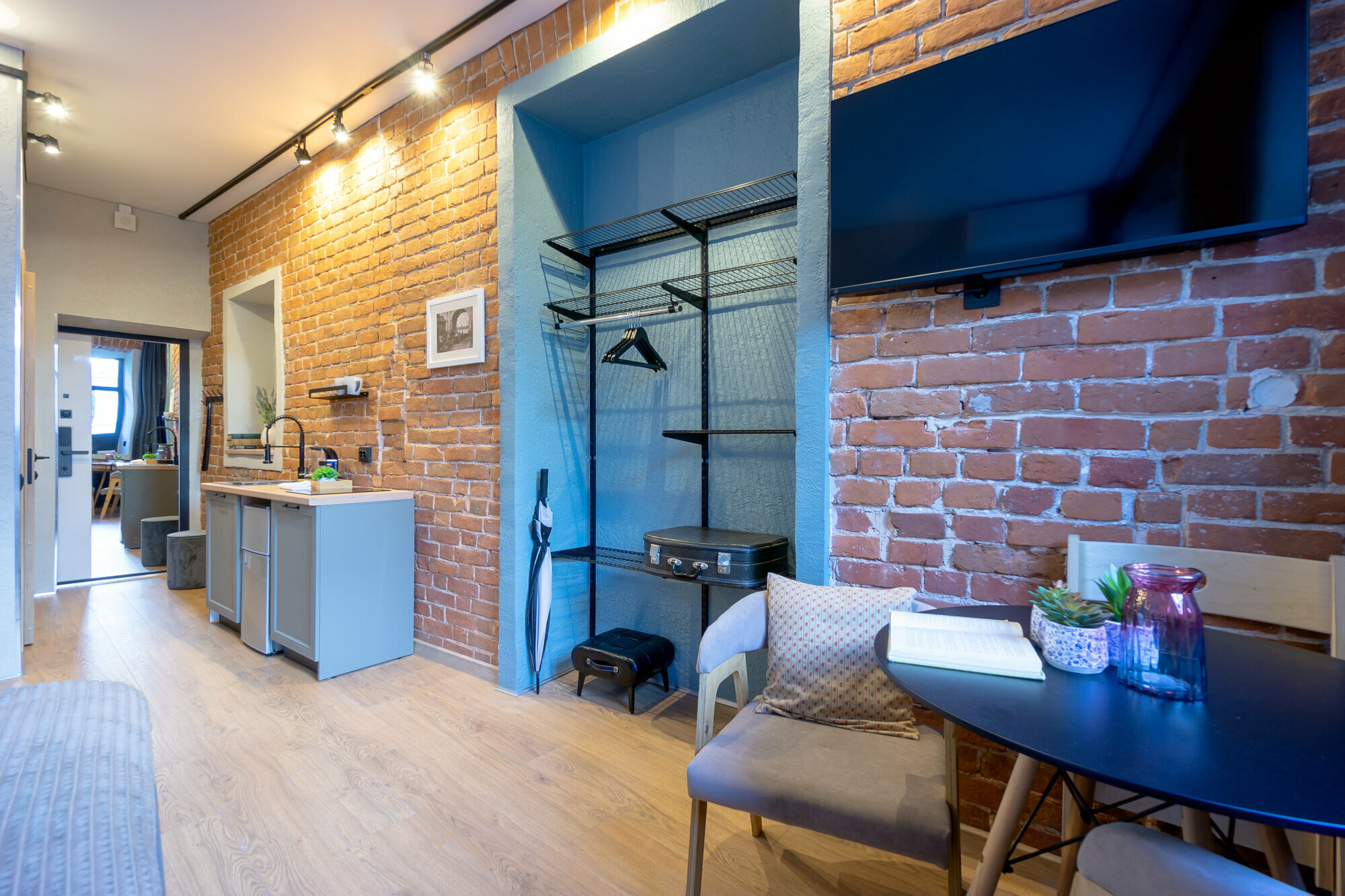 Трехместный люкс с видом на гаргульи и Казанский монастырь