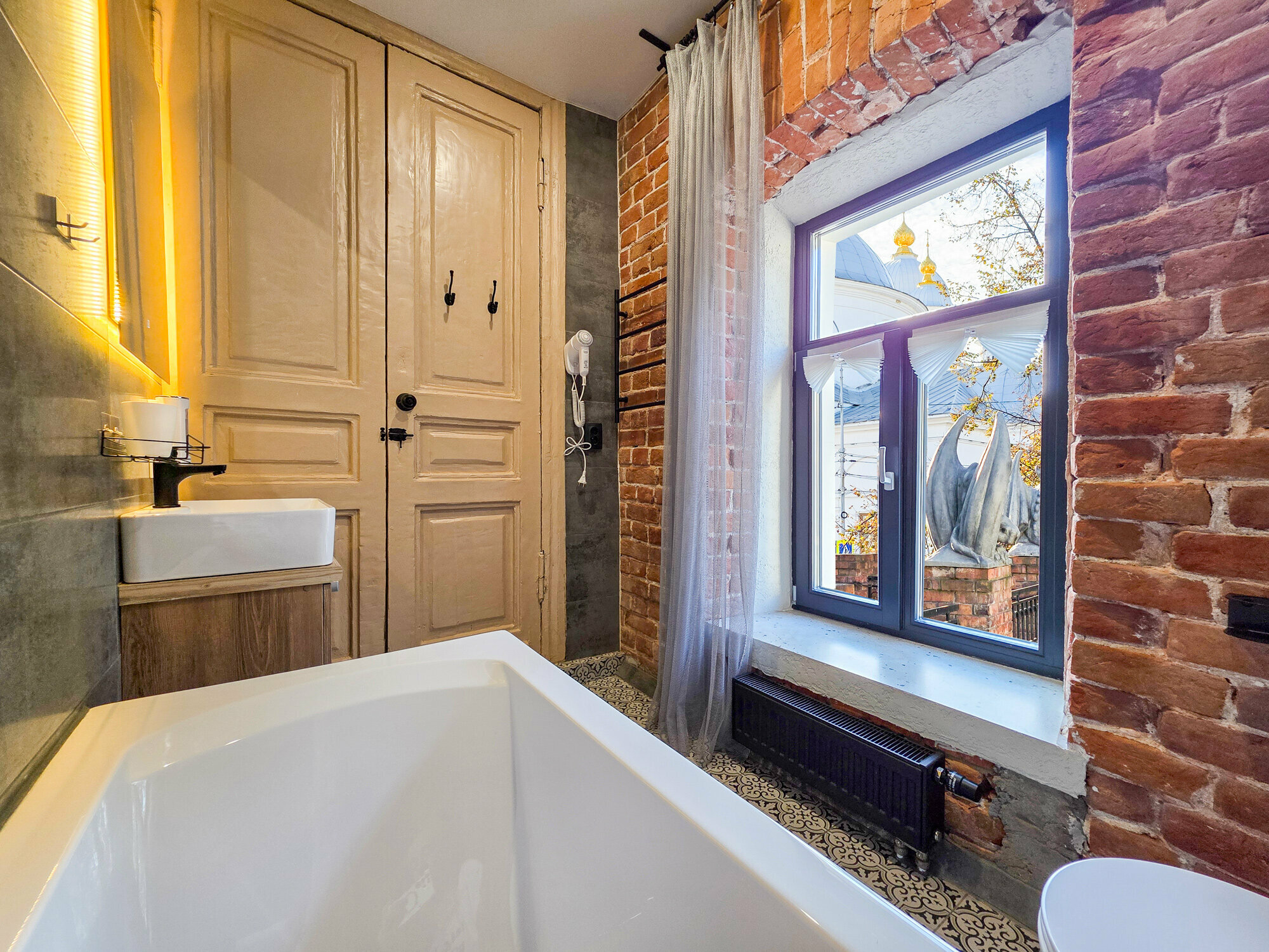 Однокомнатный делюкс с ванной и видом на гаргульи и Казанский монастырь