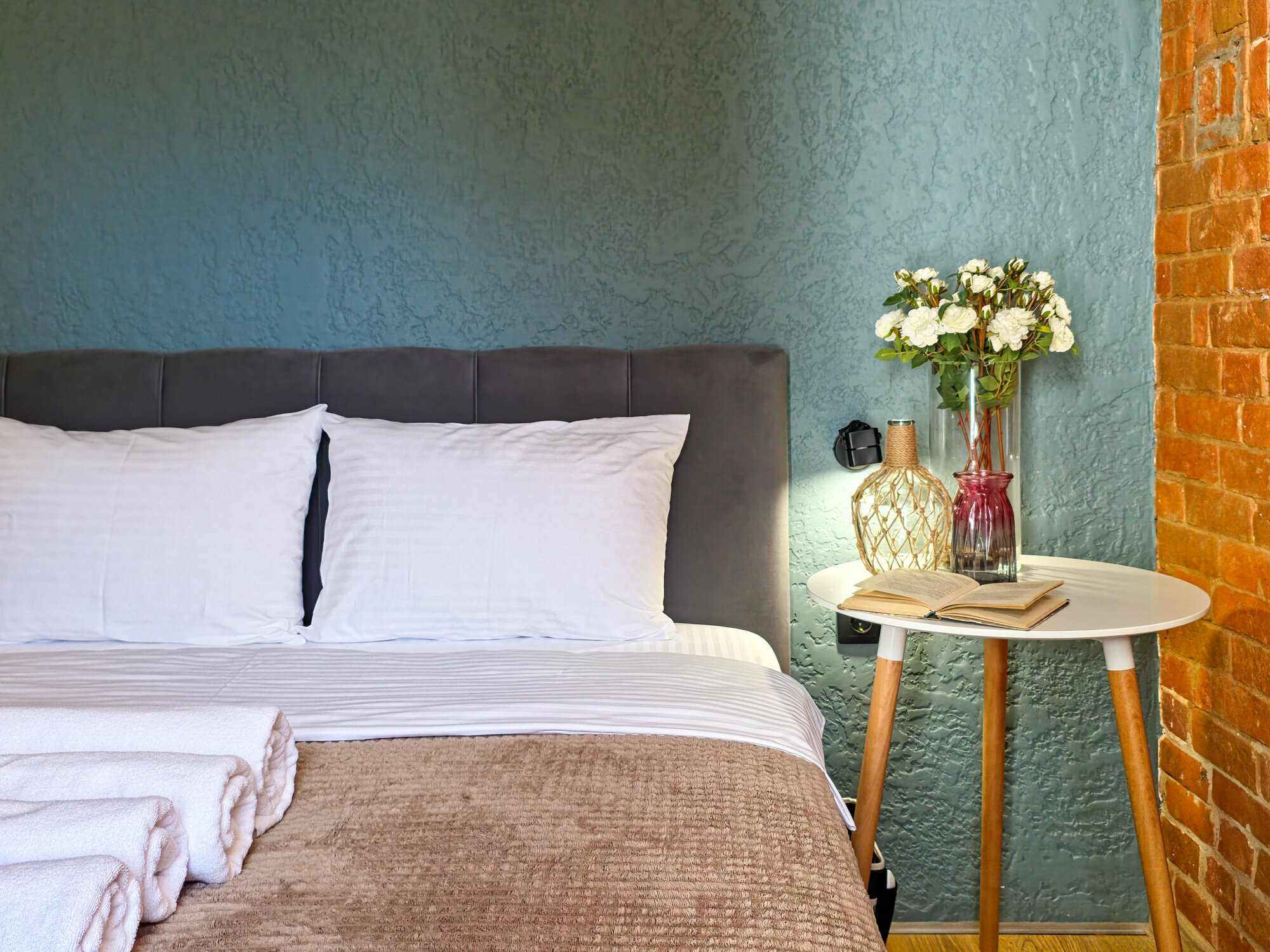 Люкс с видом на Казанский монастырь, гаргульи и во двор.