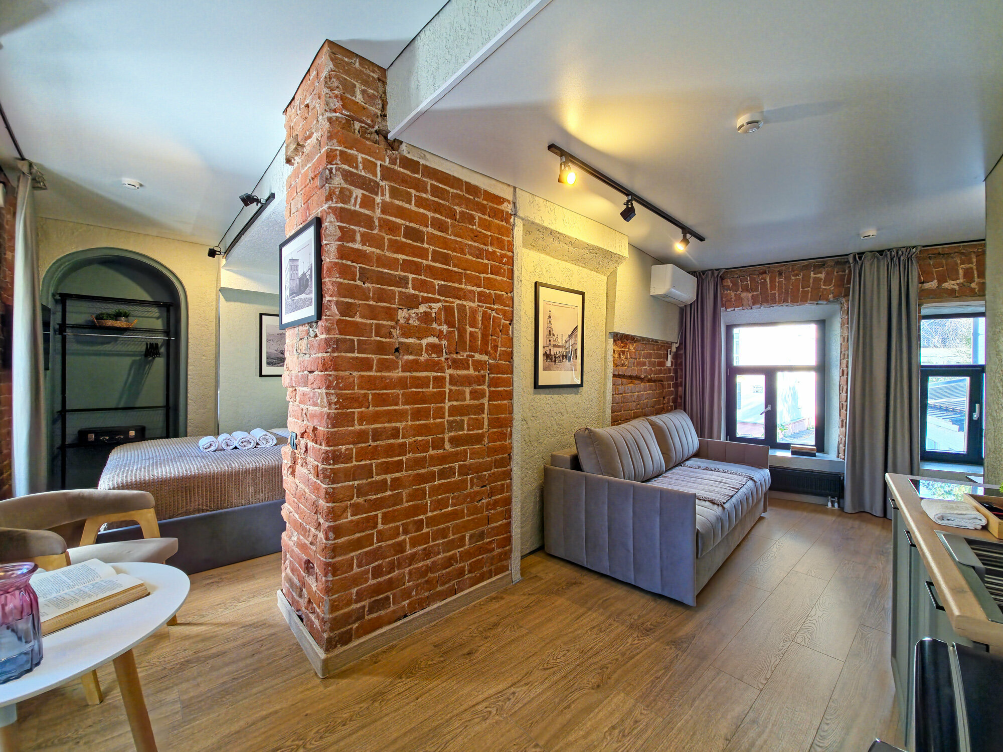 Люкс с видом на Казанский монастырь, гаргульи и во двор.