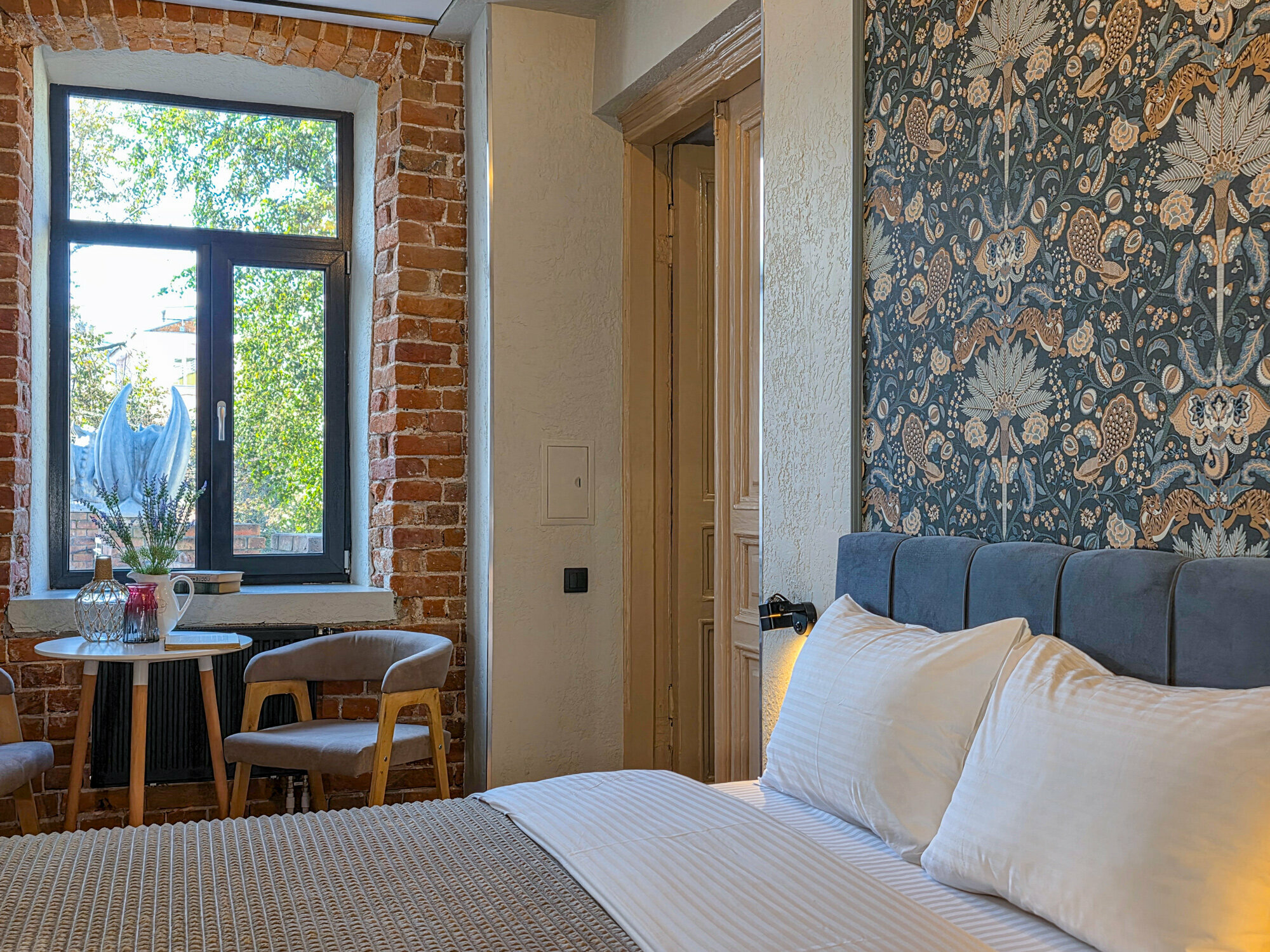 Однокомнатный делюкс с ванной и видом на гаргульи и Казанский монастырь