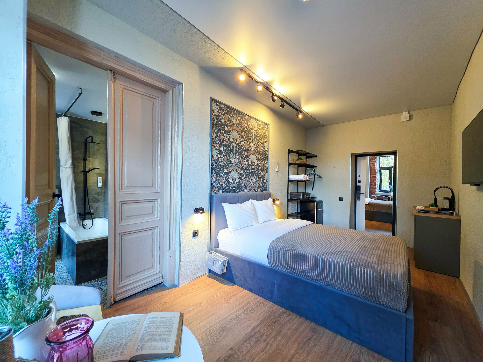 Однокомнатный делюкс с ванной и видом на гаргульи и Казанский монастырь