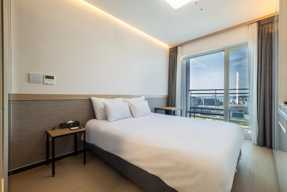 Deluxe King with Terrace (High Floor)