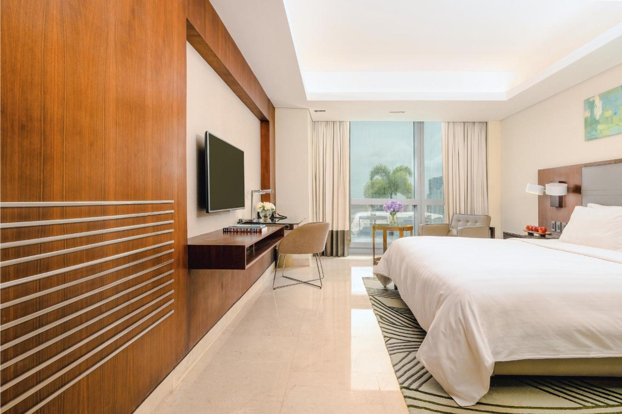 Deluxe King Pool View