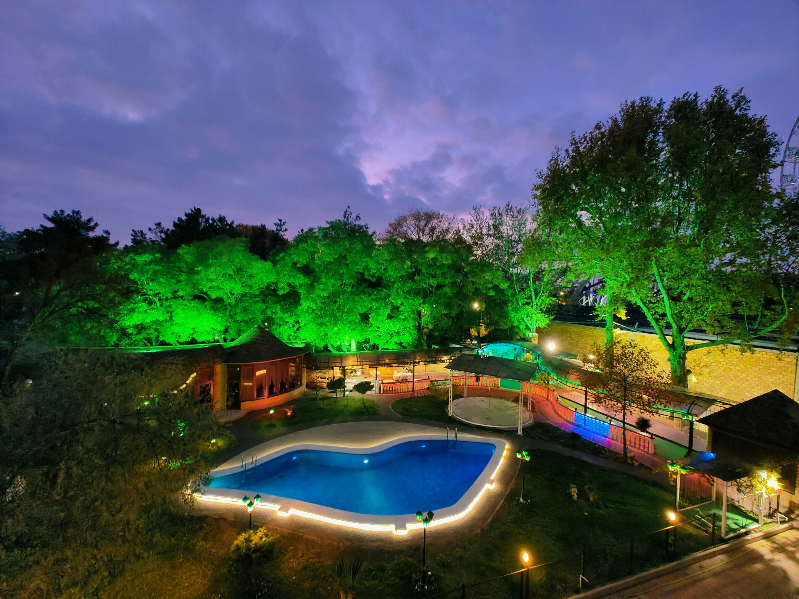 Трехместный номер с видом на бассейн