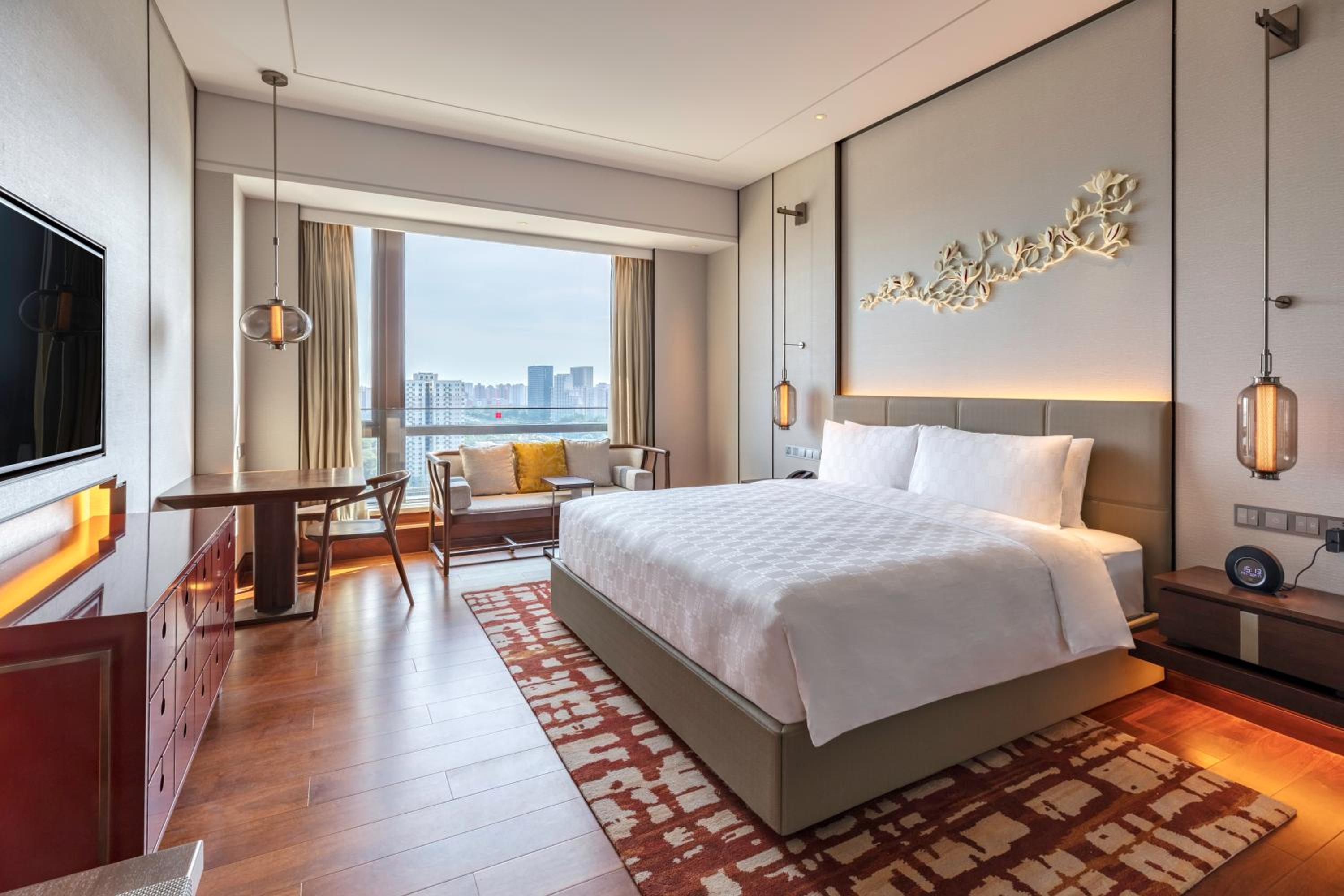 Standard King Room with Lounge Access