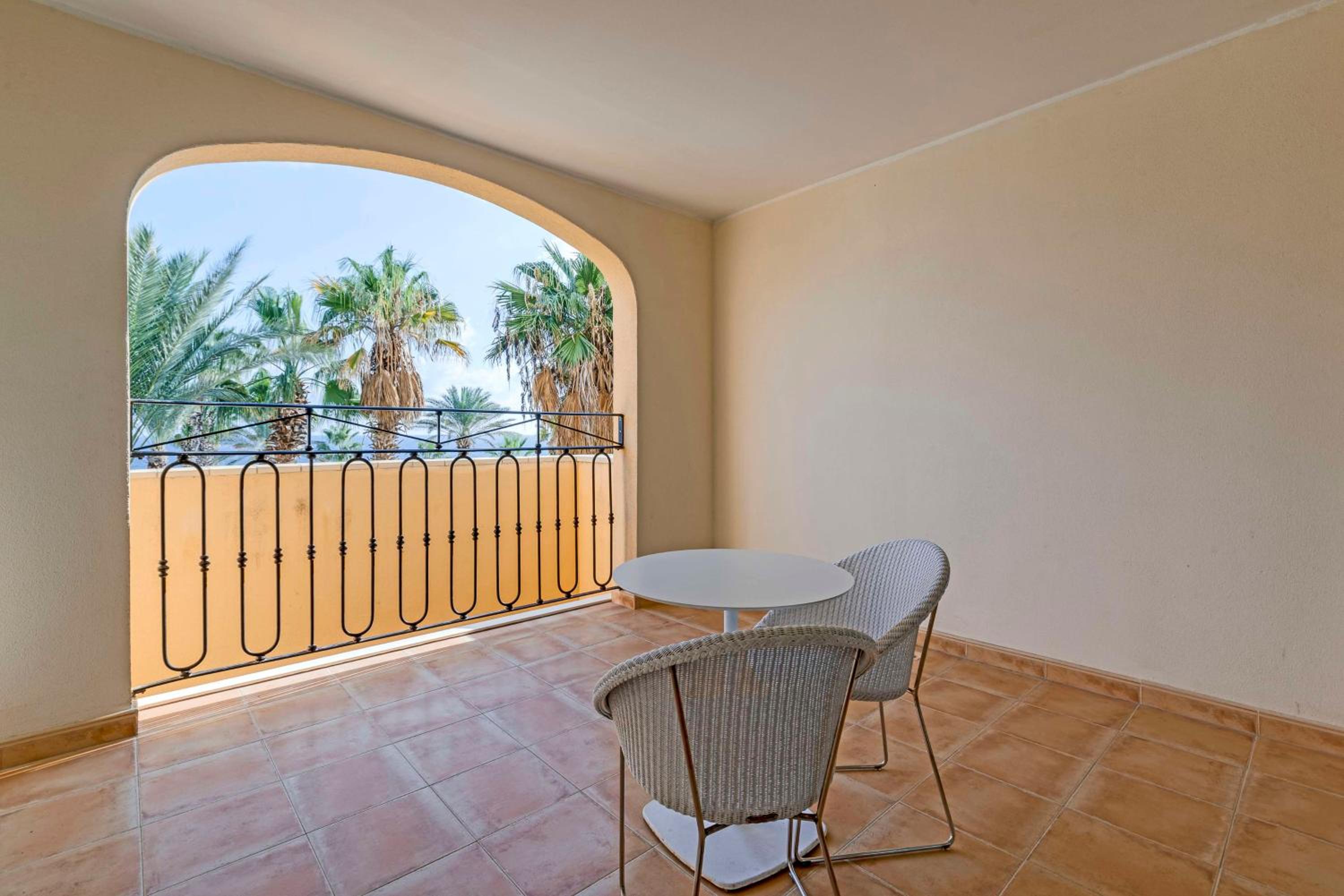 Deluxe King Room with Garden View